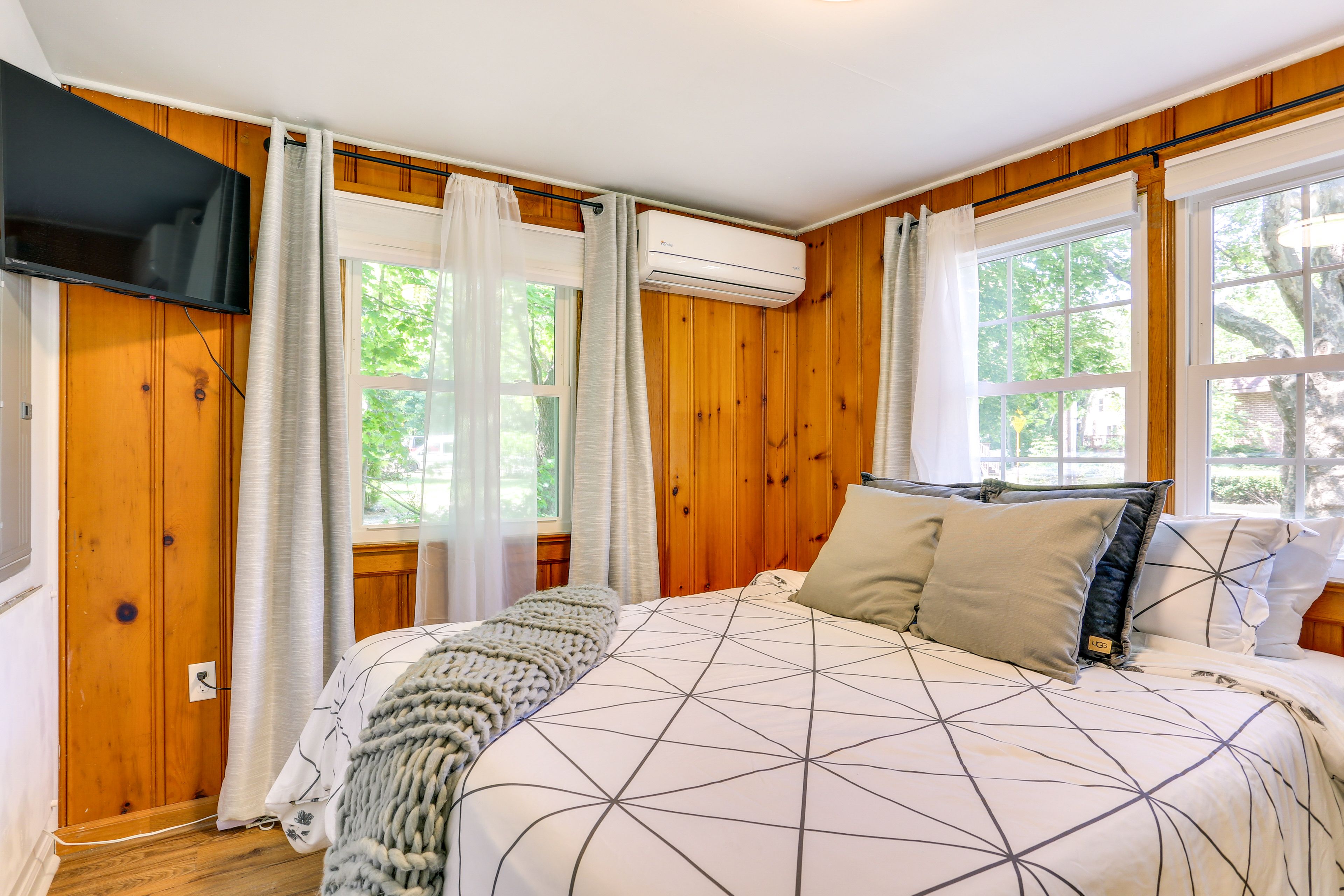 Bedroom 1 | Queen Bed | Smart TV | Linens Provided