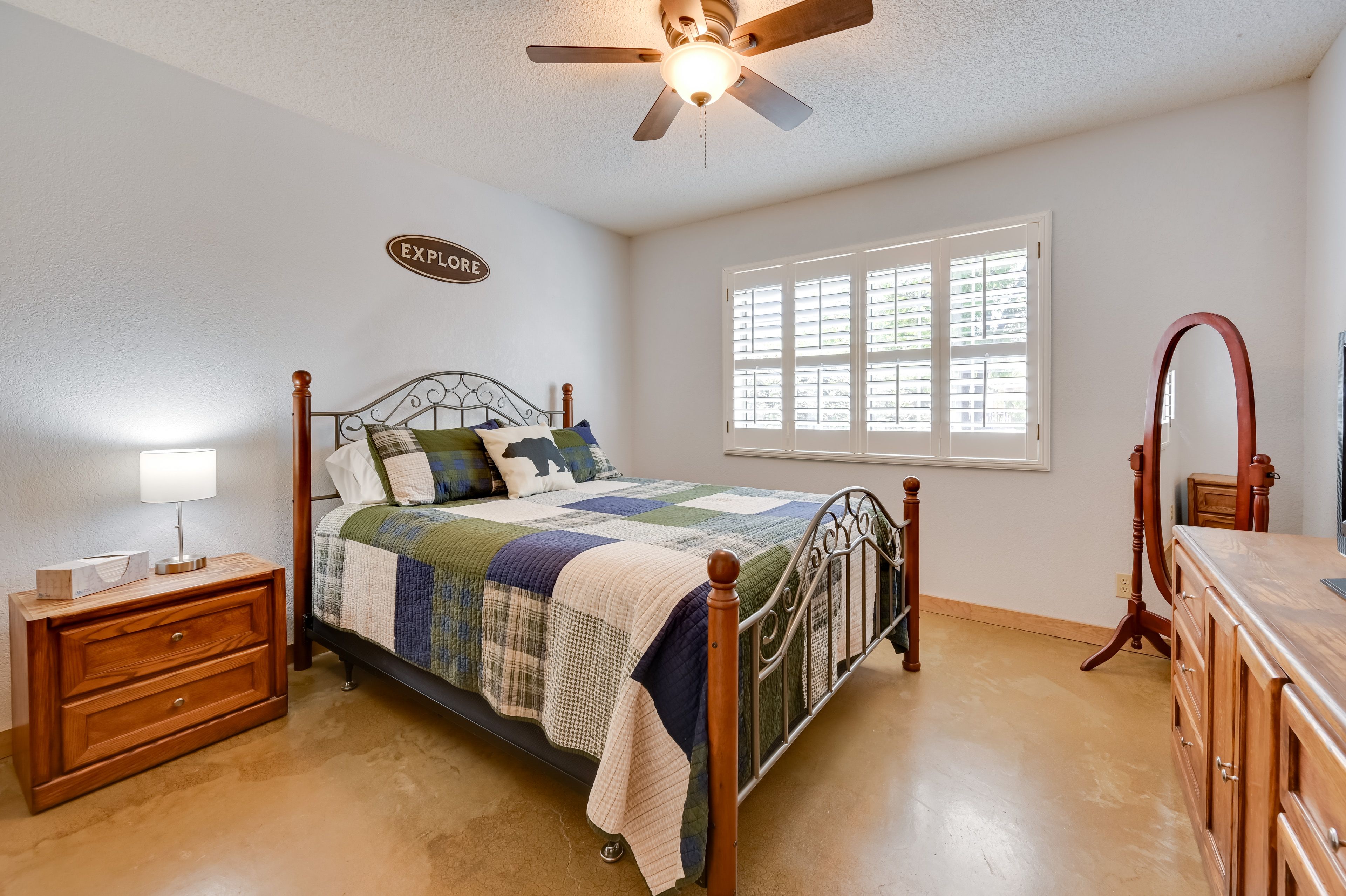 Bedroom 2 | Queen Bed