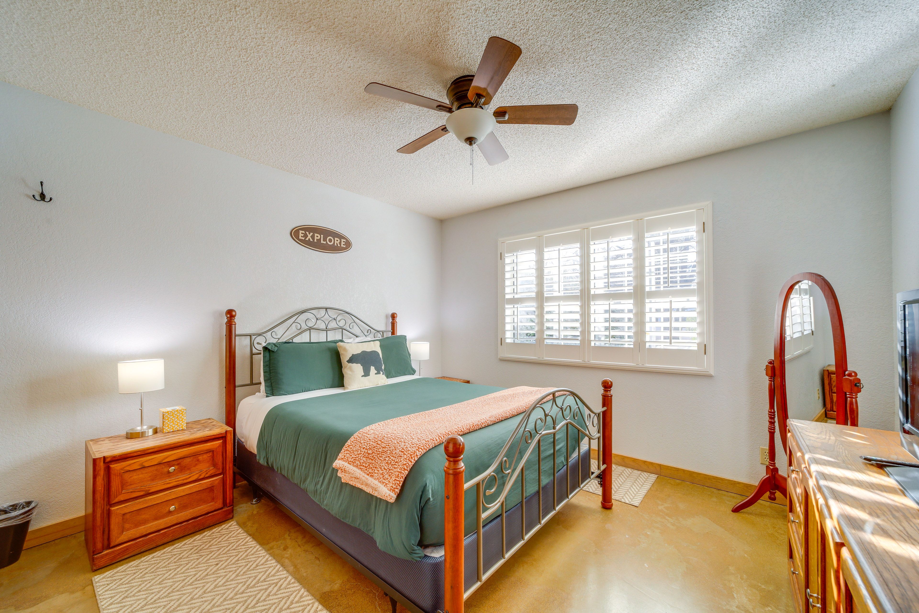 Bedroom 2 | Queen Bed