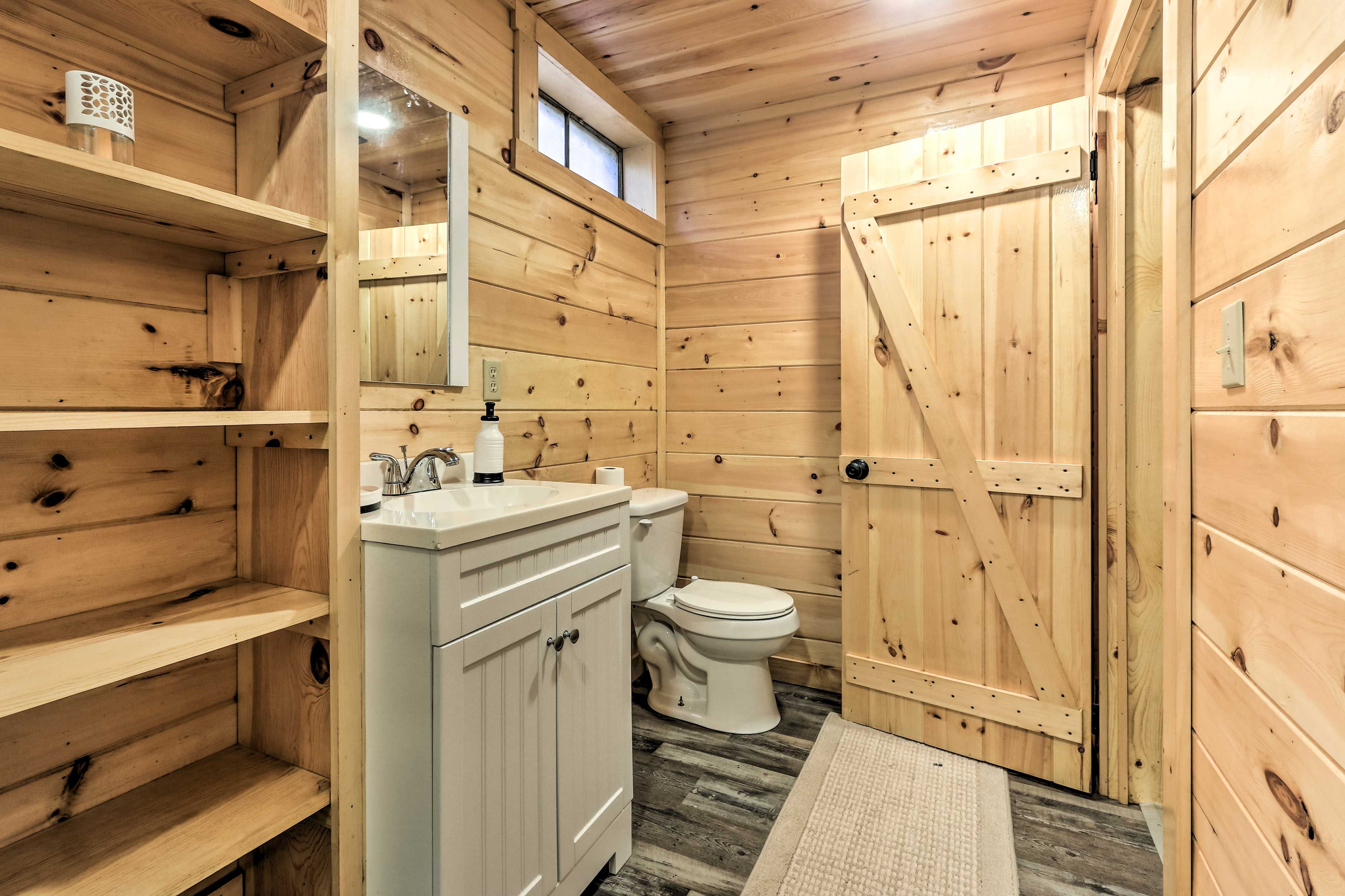 Full Bathroom | Towels Provided | Lower Level