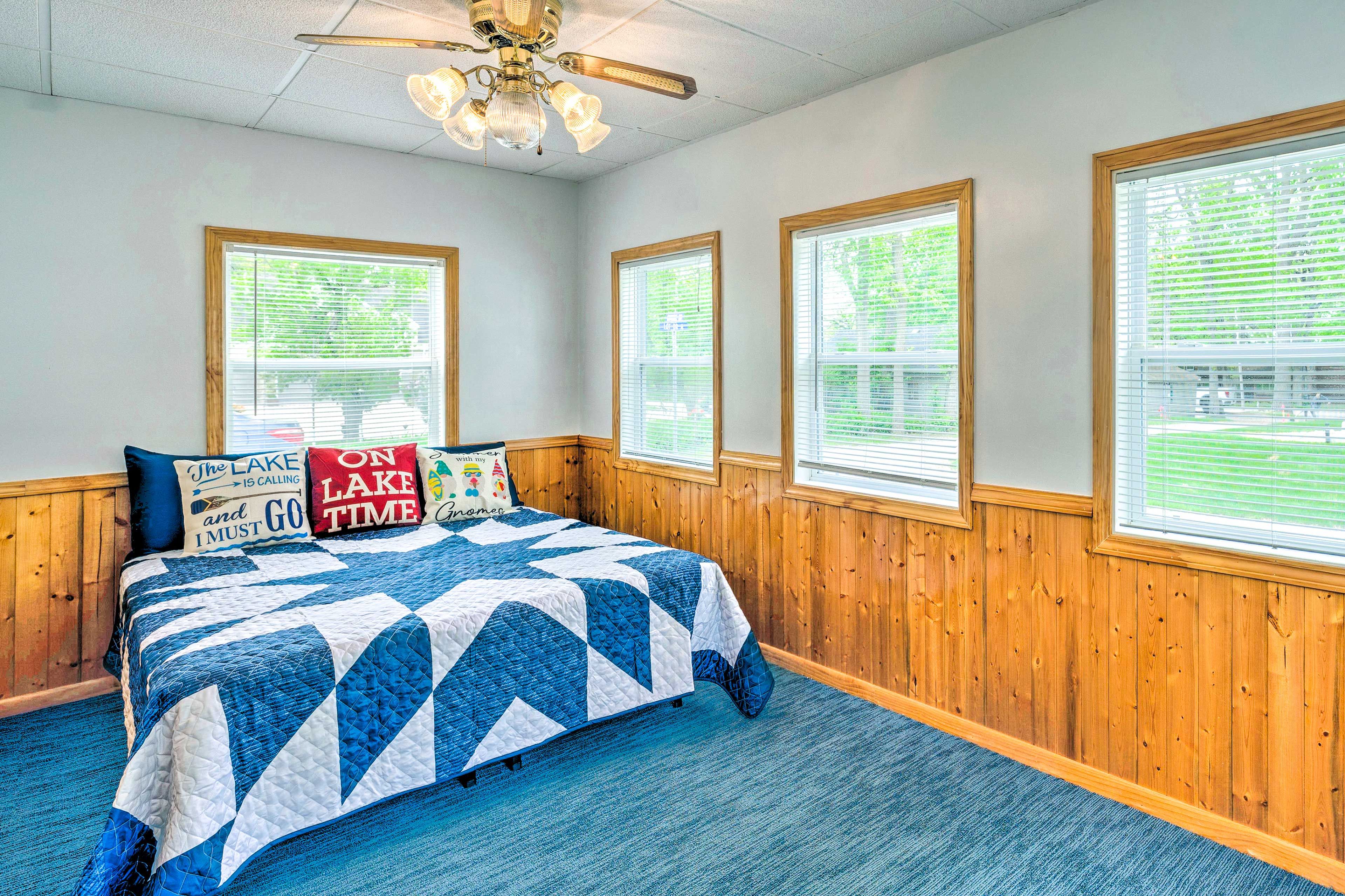Bedroom 1 | Queen Bed