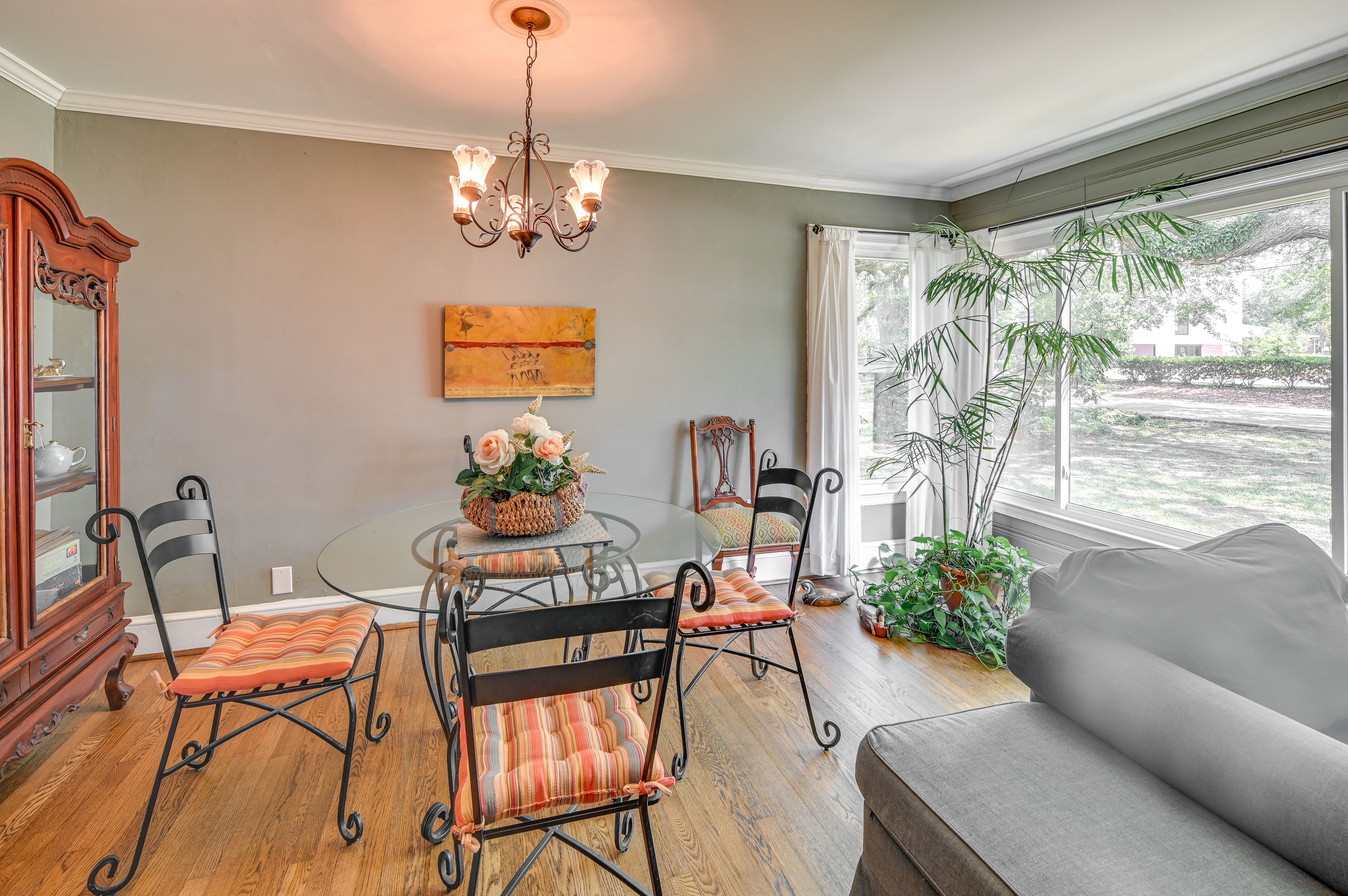 Dining Area | Dishware/Flatware Provided