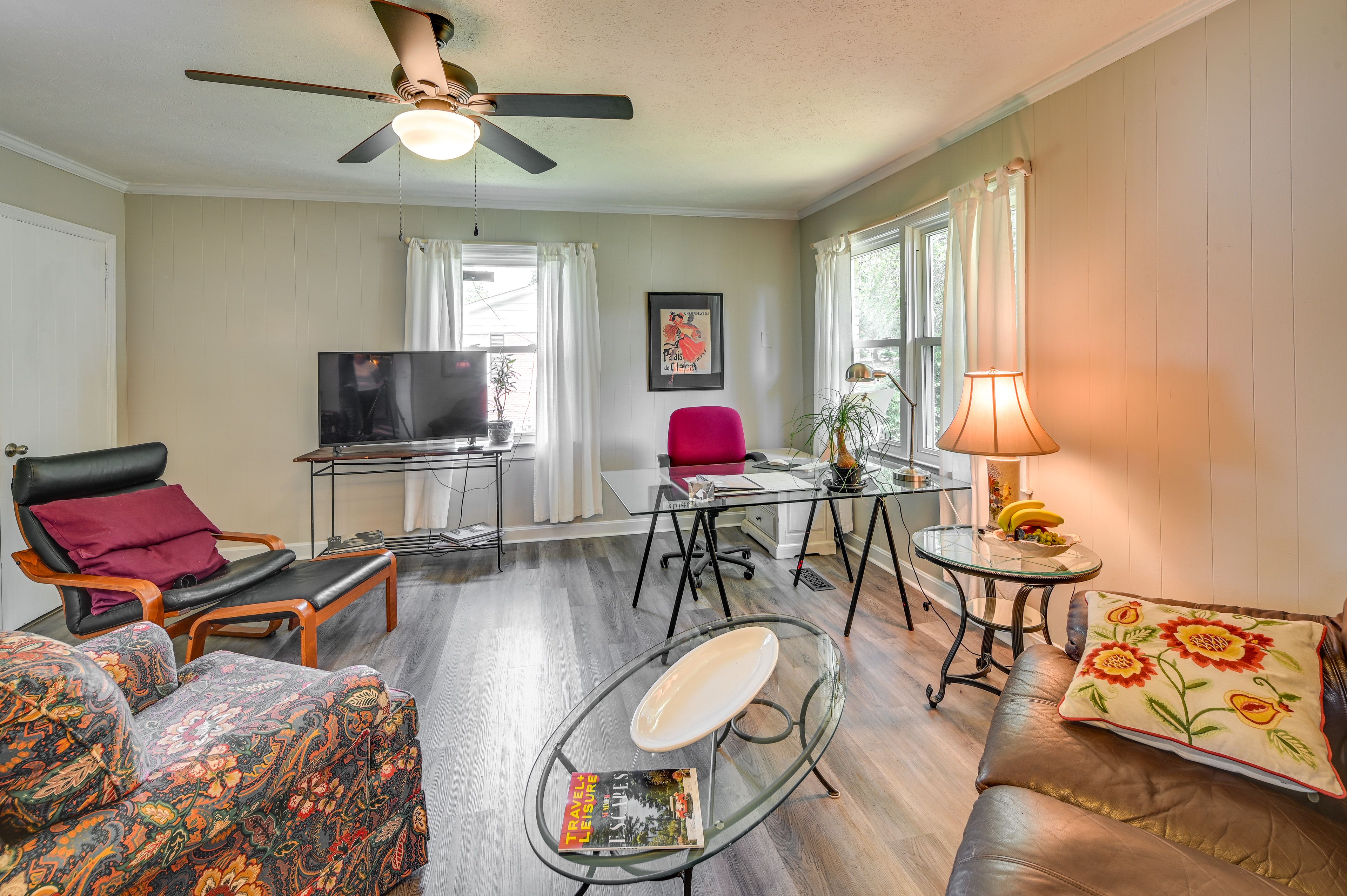 Living Room | Dog Friendly w/ Fee | Workstation | Smart TV
