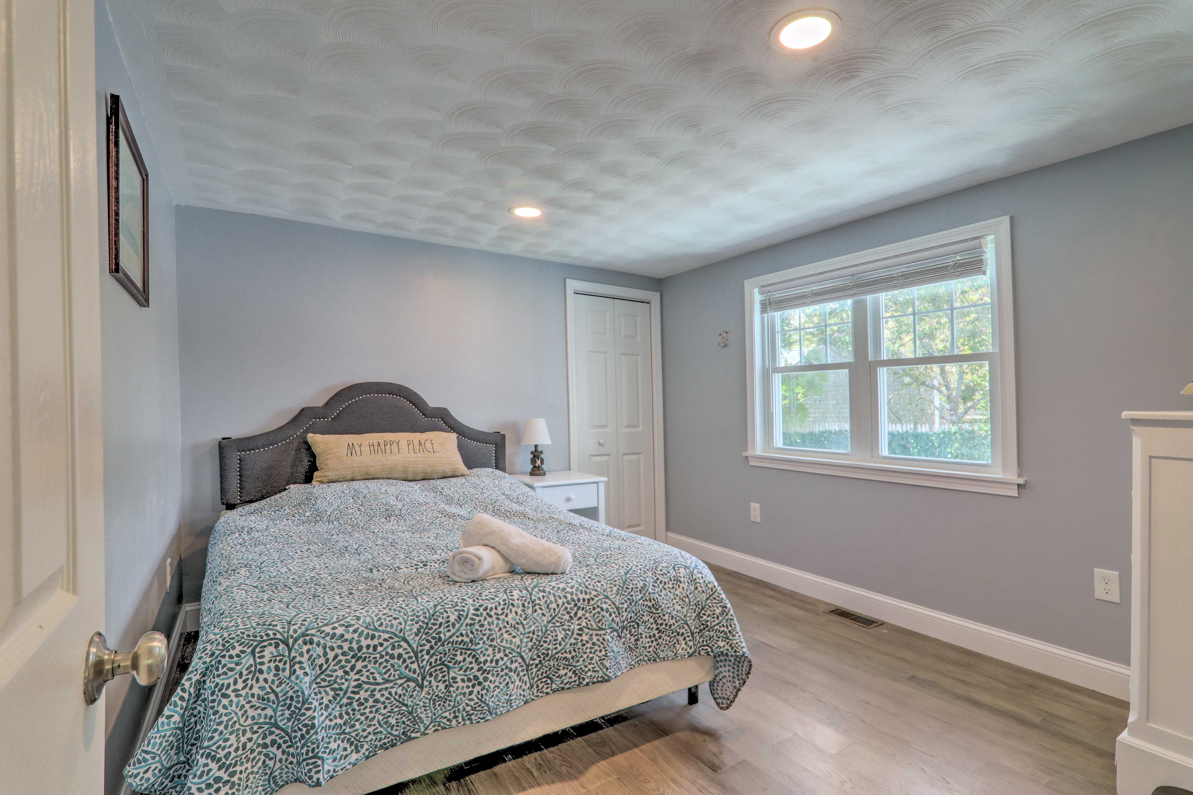 Bedroom 1 | Queen Bed