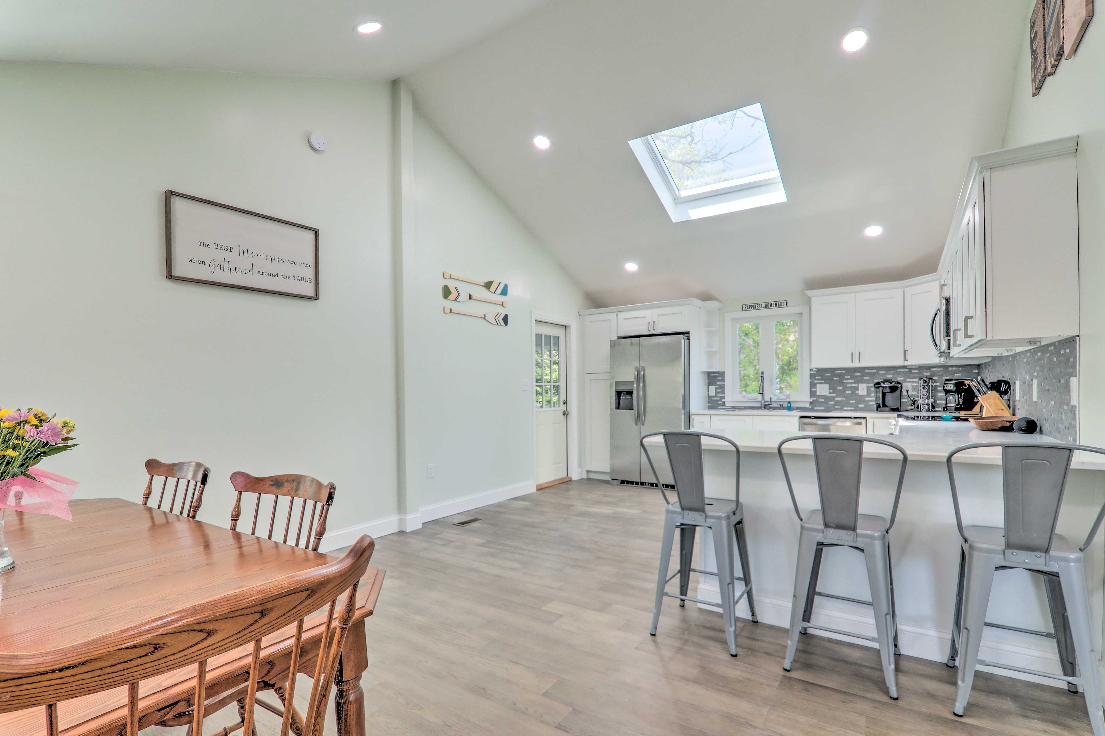 Dining Area | Breakfast Bar