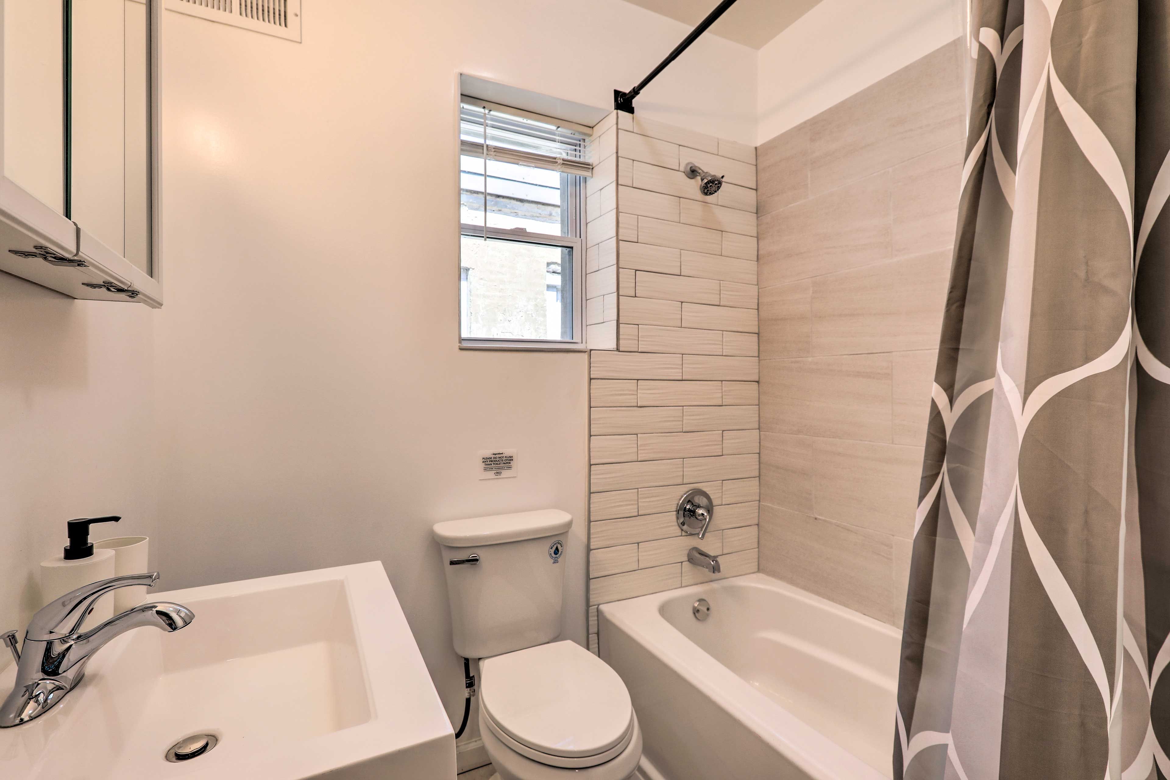 Full Bathroom | Towels Provided