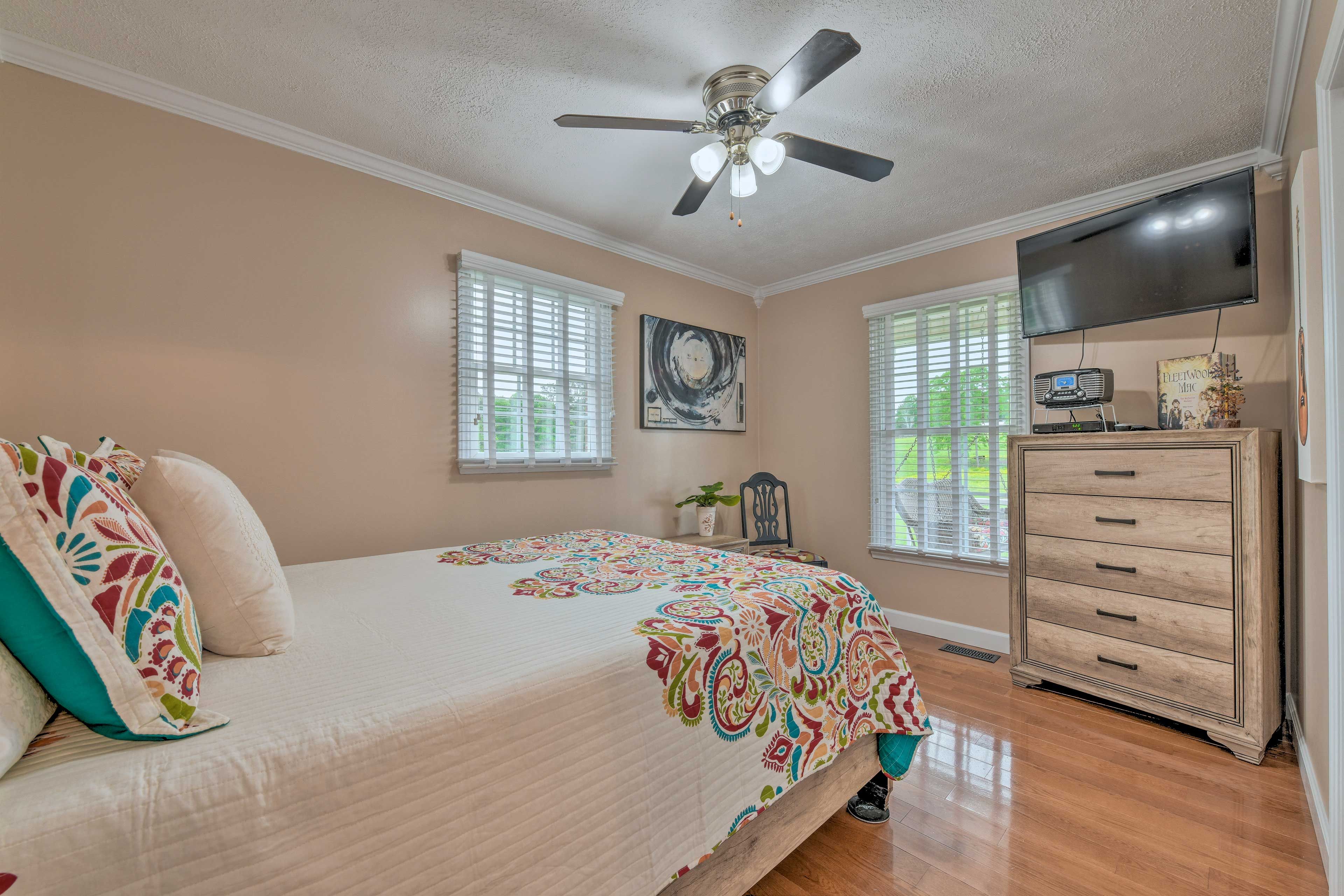 Bedroom 2 | Queen Bed | Hangers