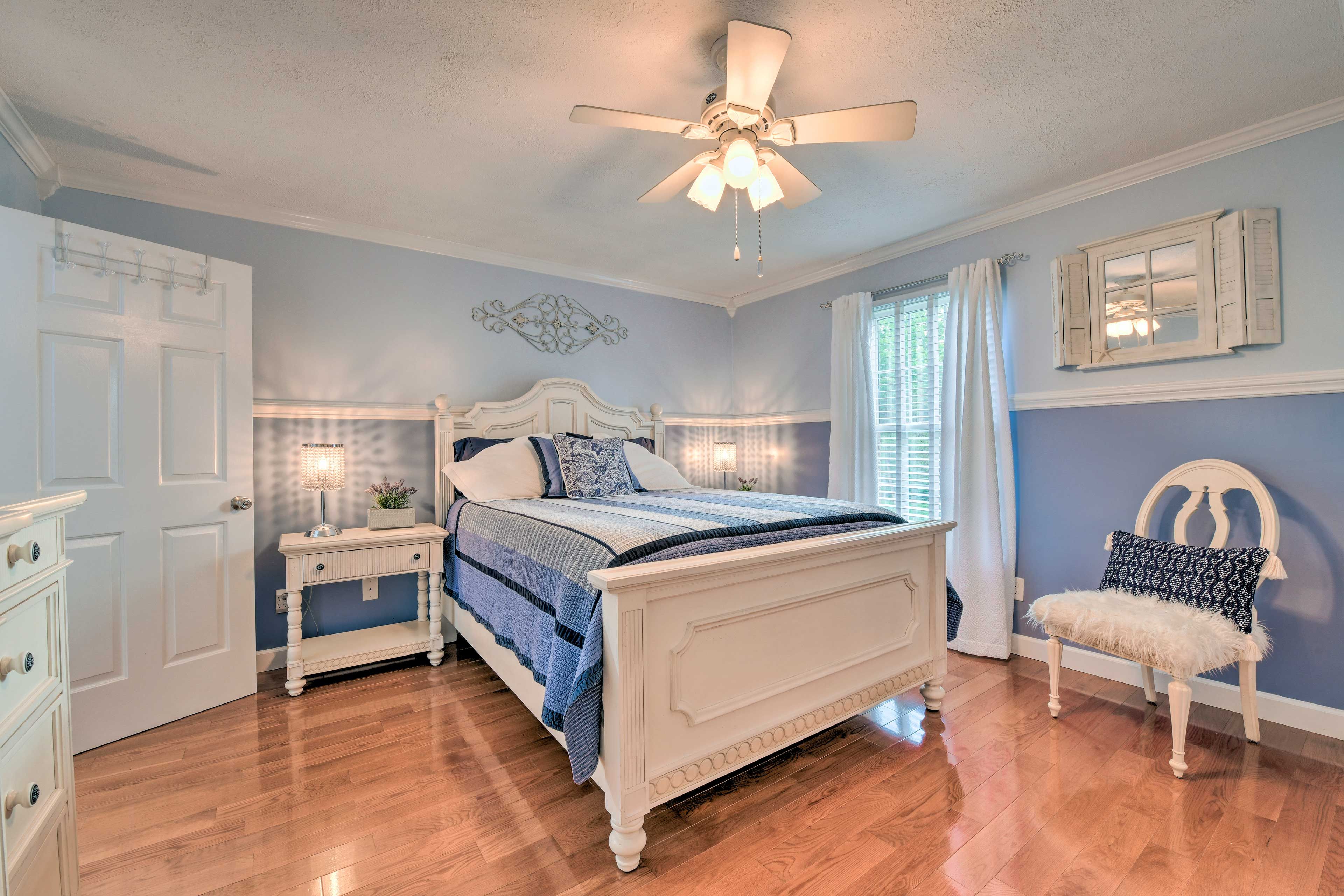 Bedroom 1 | Queen Bed | Linens Provided | En-Suite Bathroom