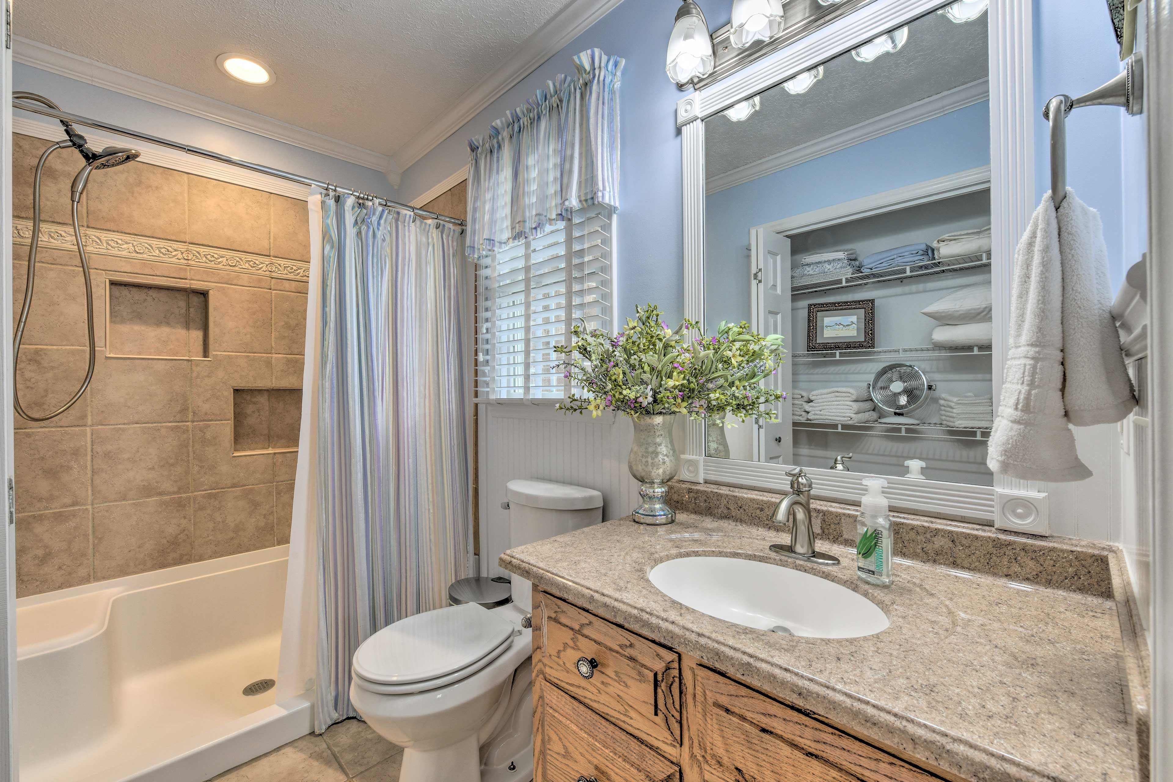 Full Bathroom | Towels Provided | Complimentary Toiletries