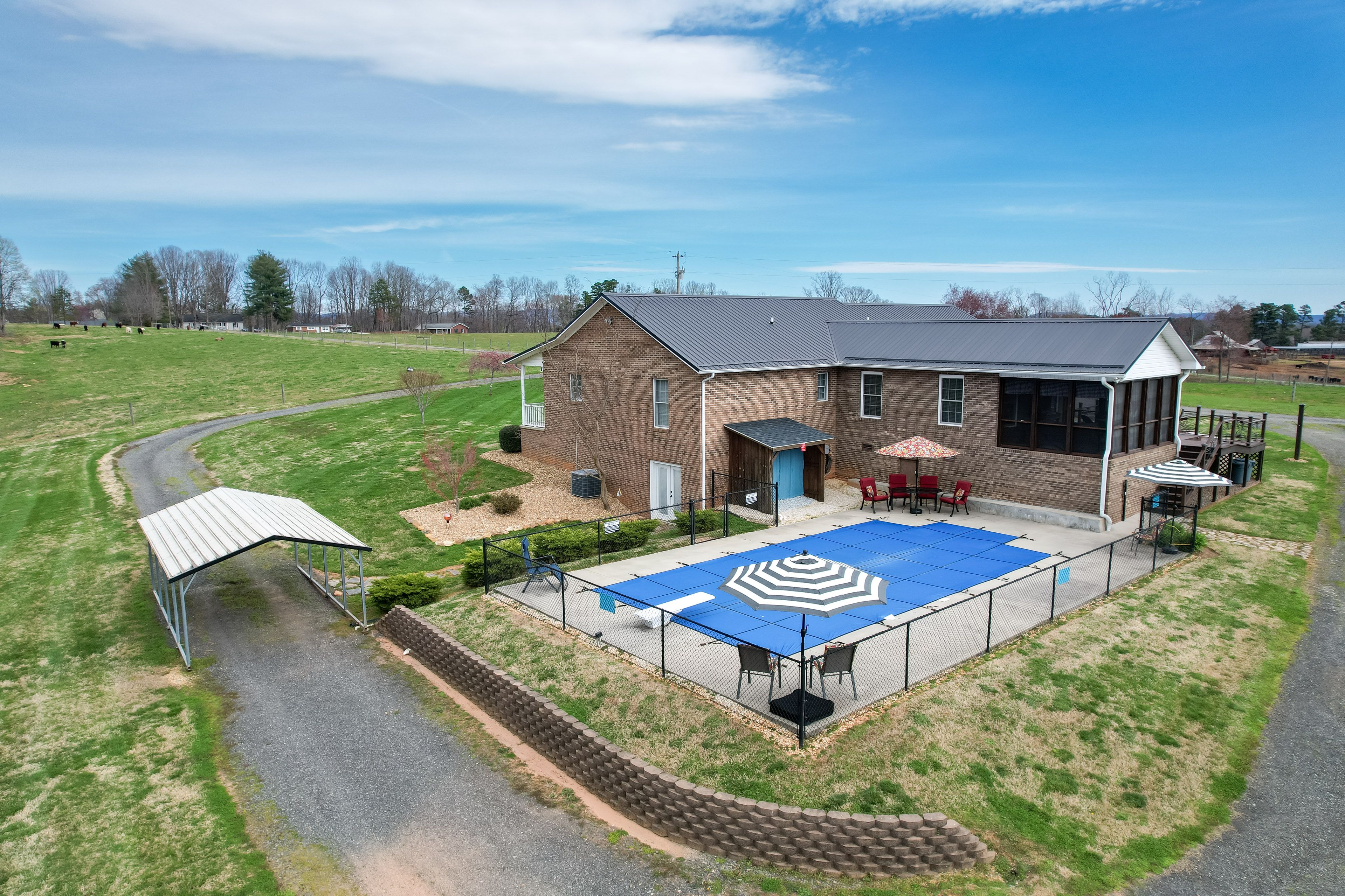 Outdoor Pool | Pool Depth 3'-8' | Diving Board | Outdoor Dining Area