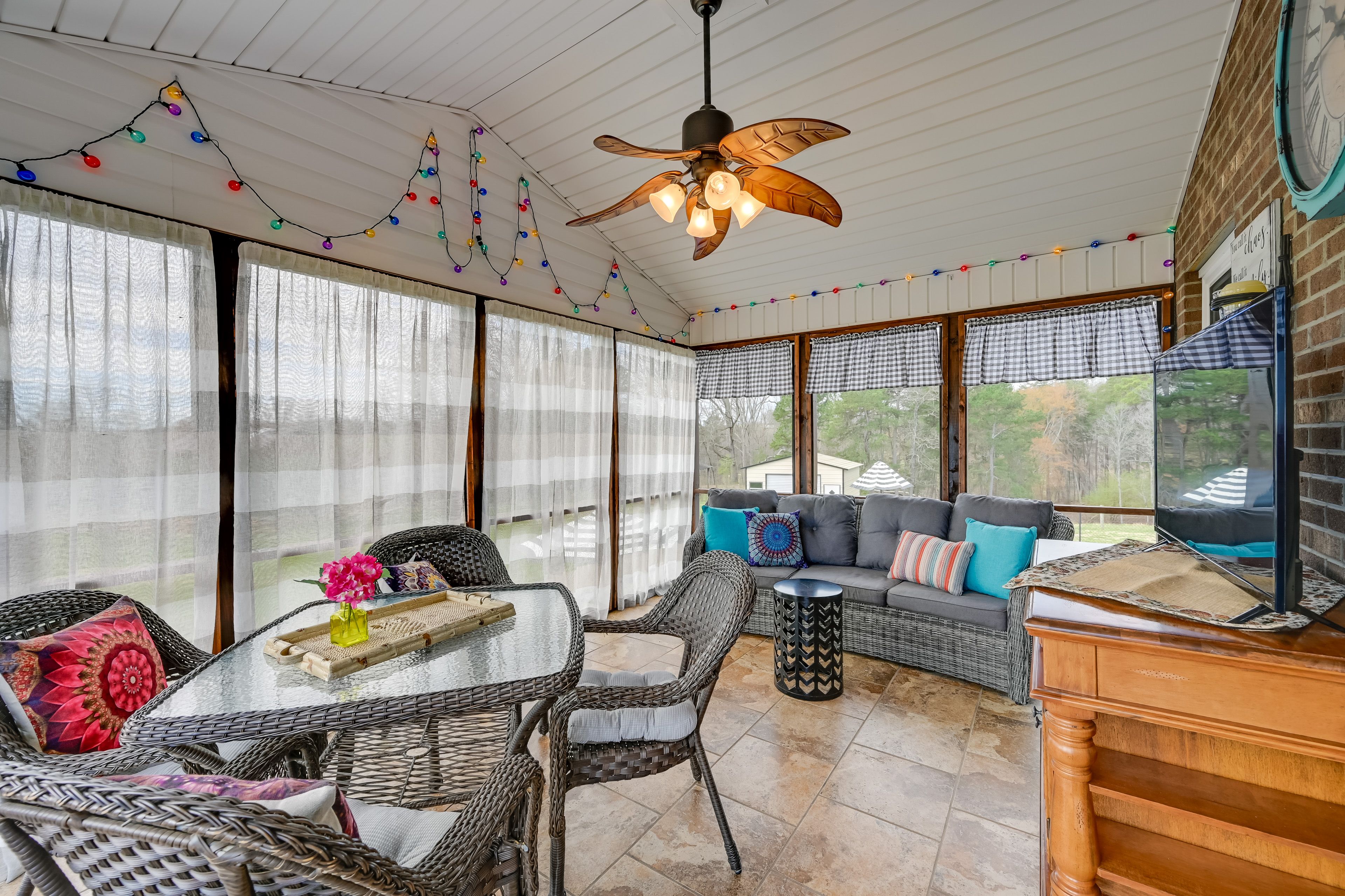Screened Porch | Smart TV