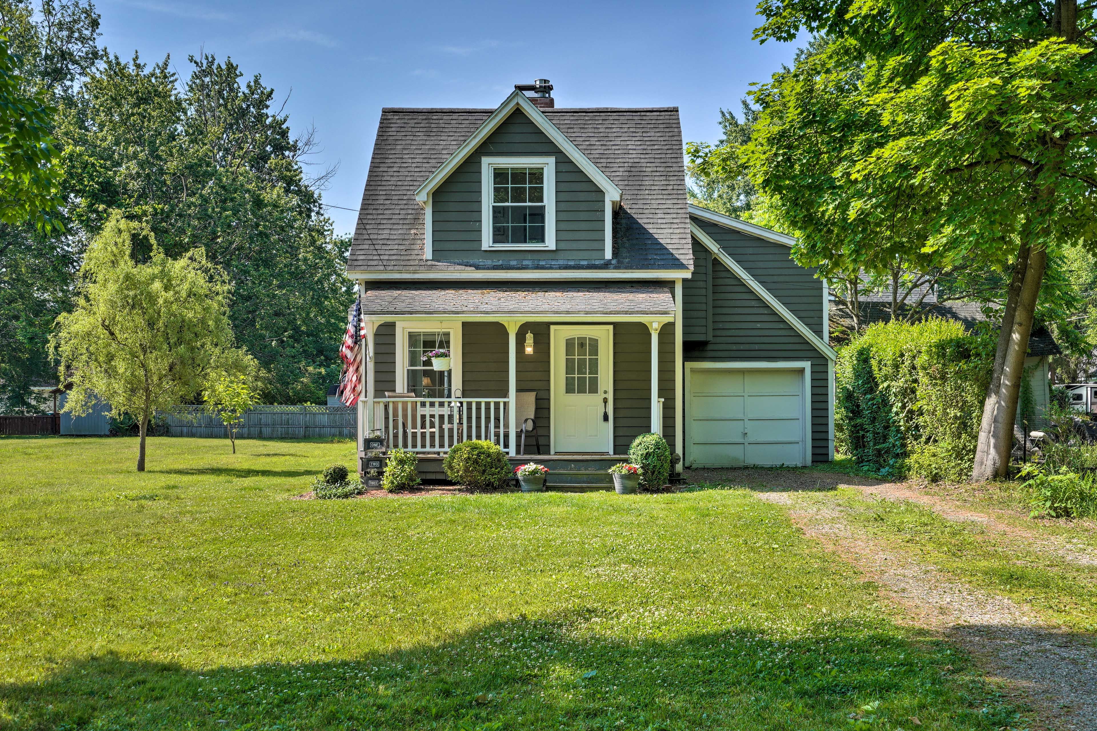 Property Exterior | Gravel Driveway (2 Vehicles)