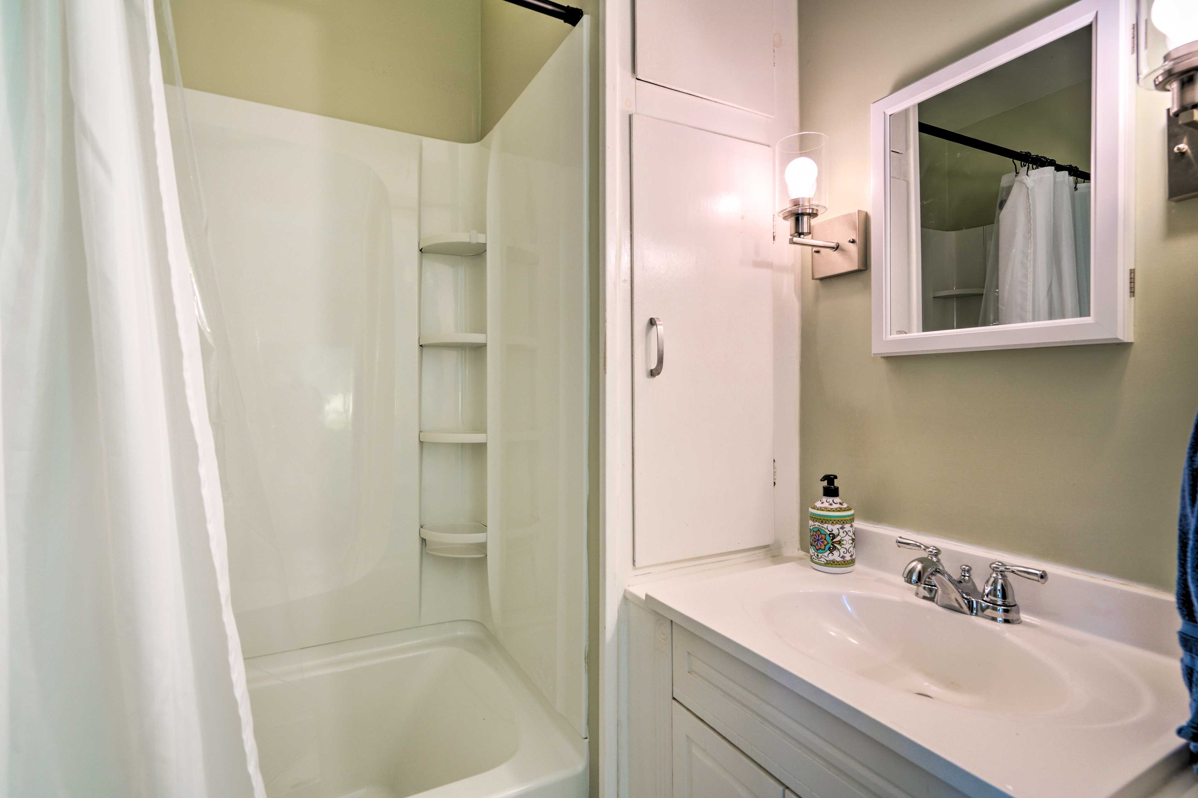 Full Bathroom | Towels Provided