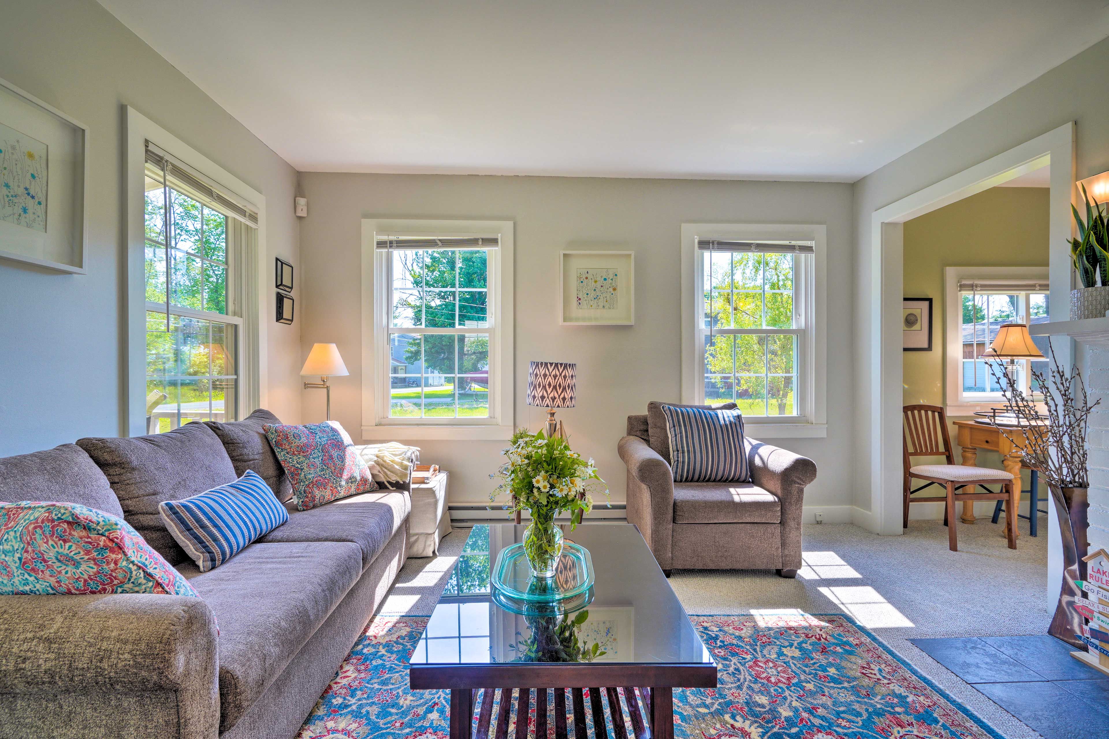 Living Room | Flat-Screen TV | Free WiFi