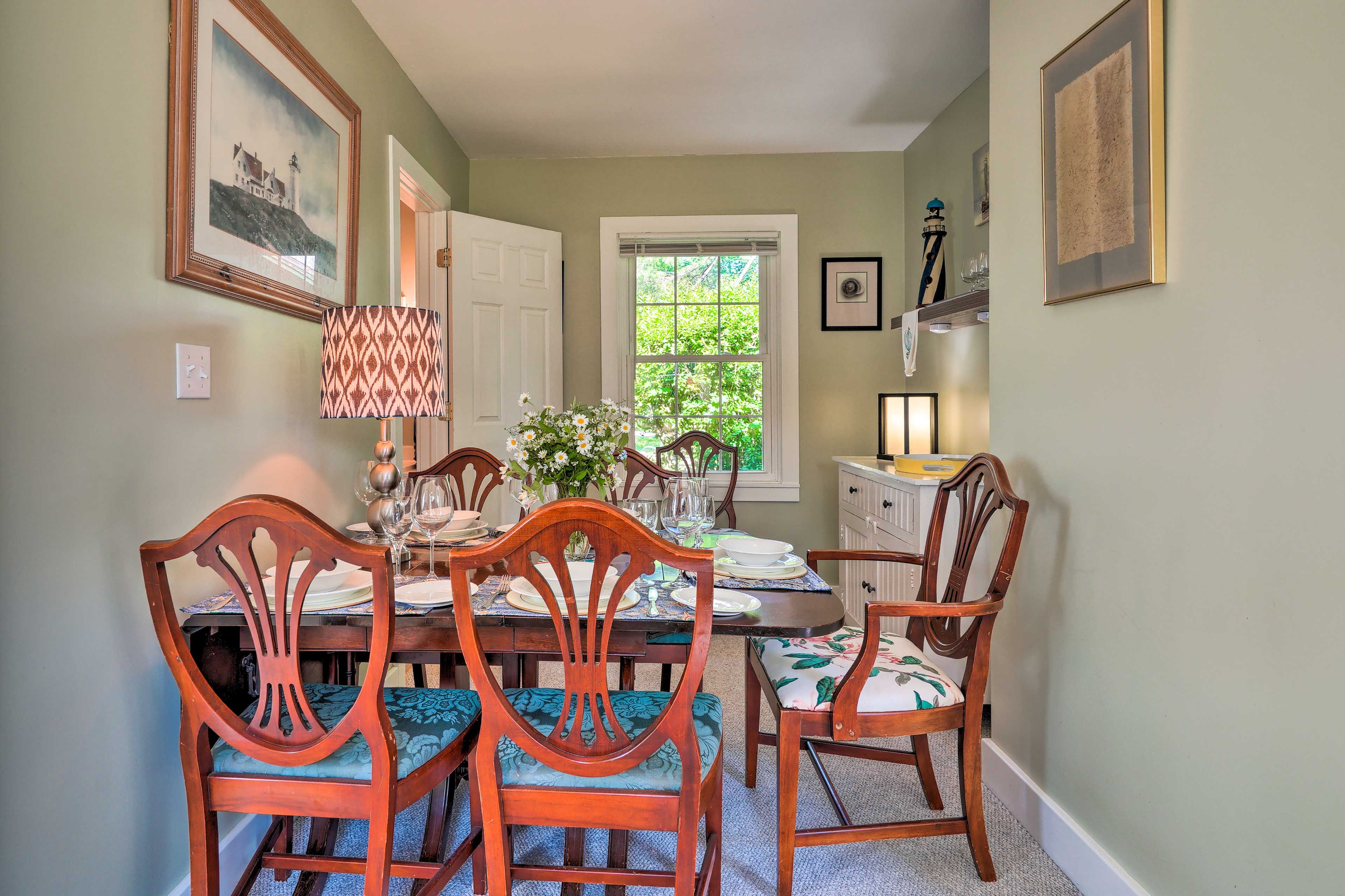 Dining Area | Dishware & Flatware Provided