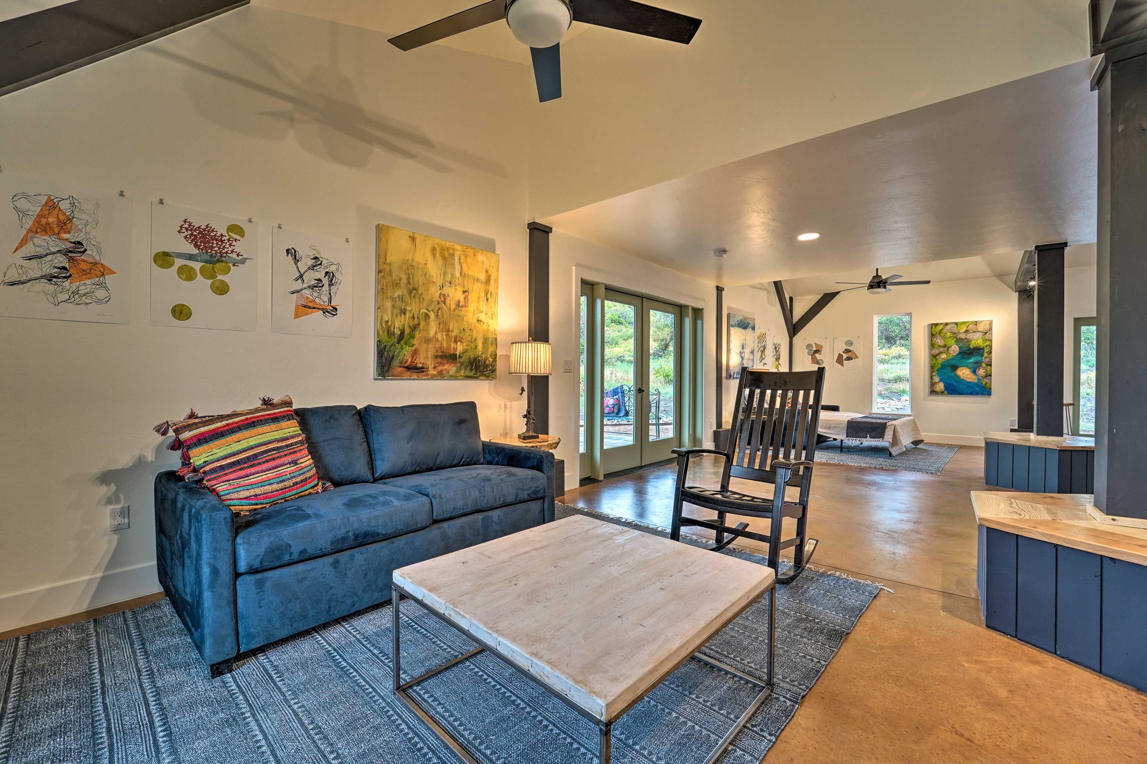 Studio | 2 Queen Sleeper Sofas | Smart TV | Board Games | Ceiling Fans