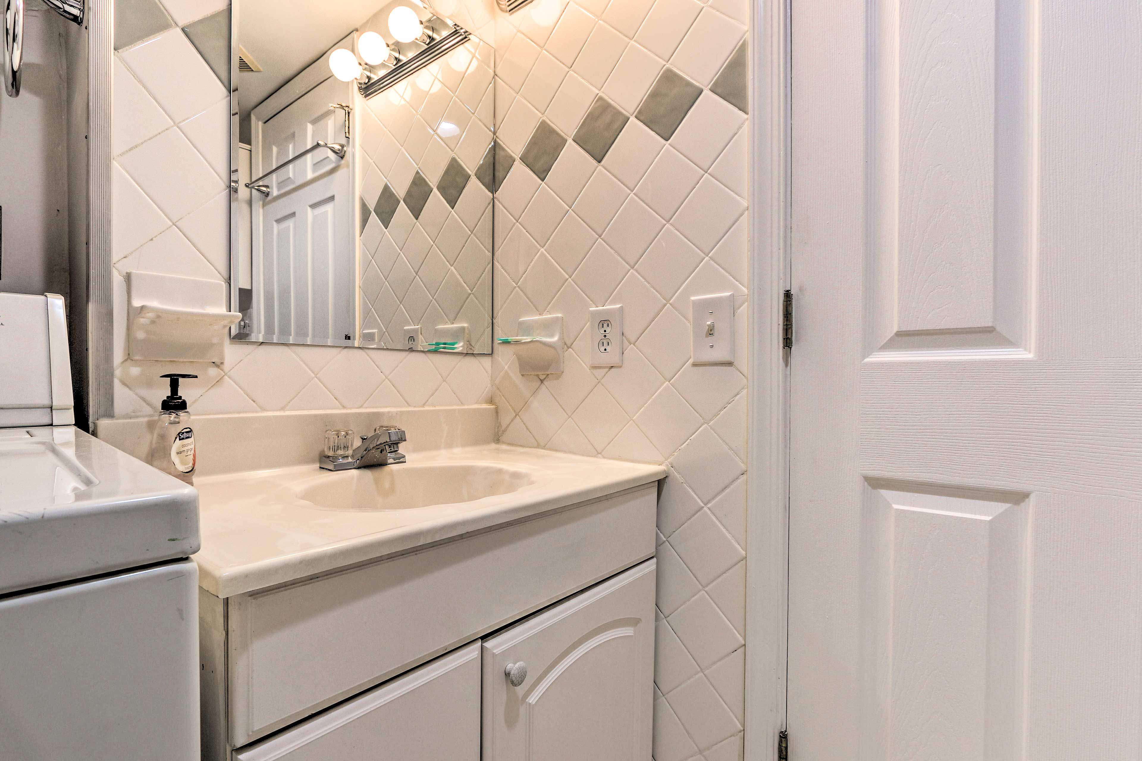 Full Bathroom | In-Unit Laundry | Complimentary Toiletries