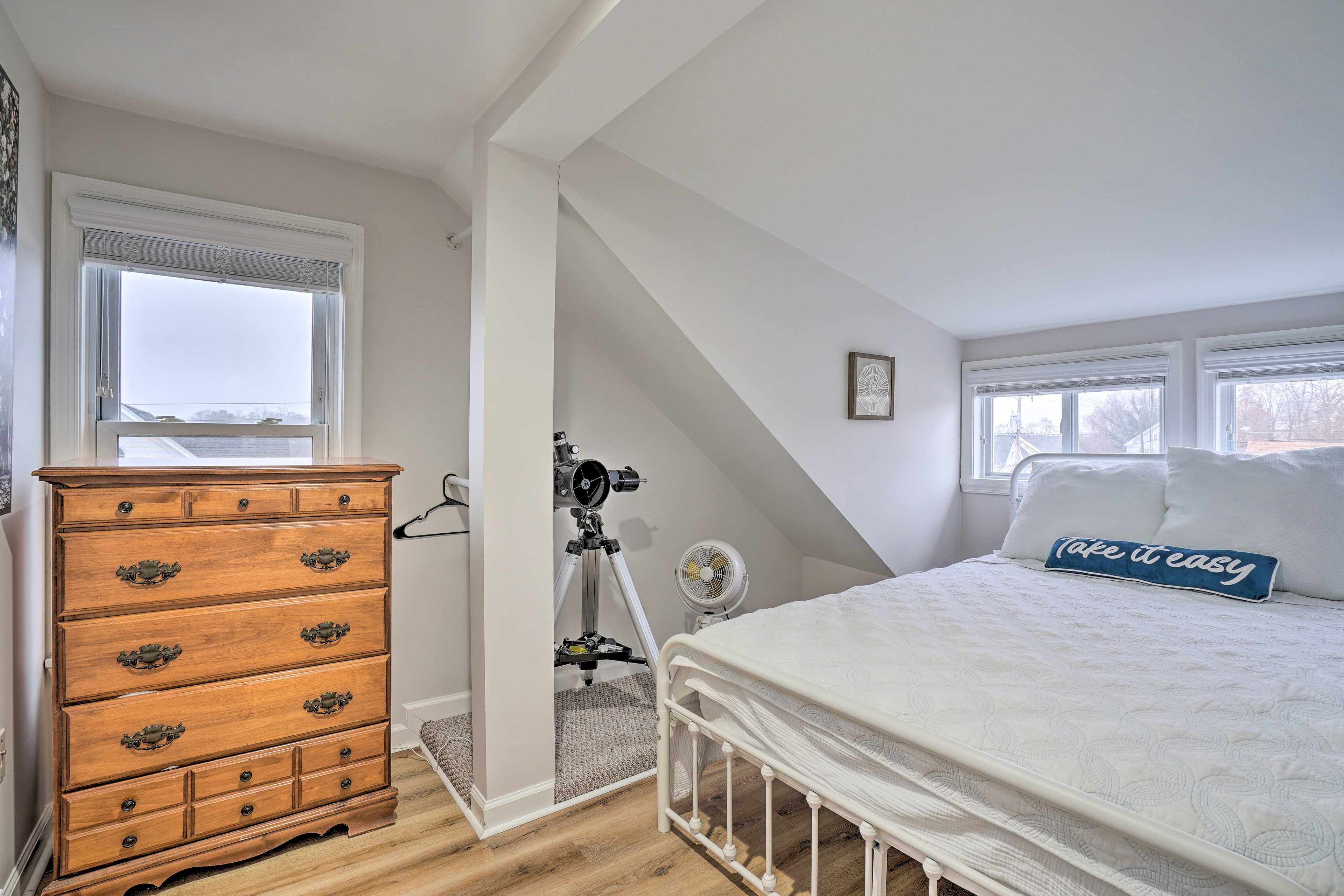 Bedroom 2 | Queen Bed | Telescope