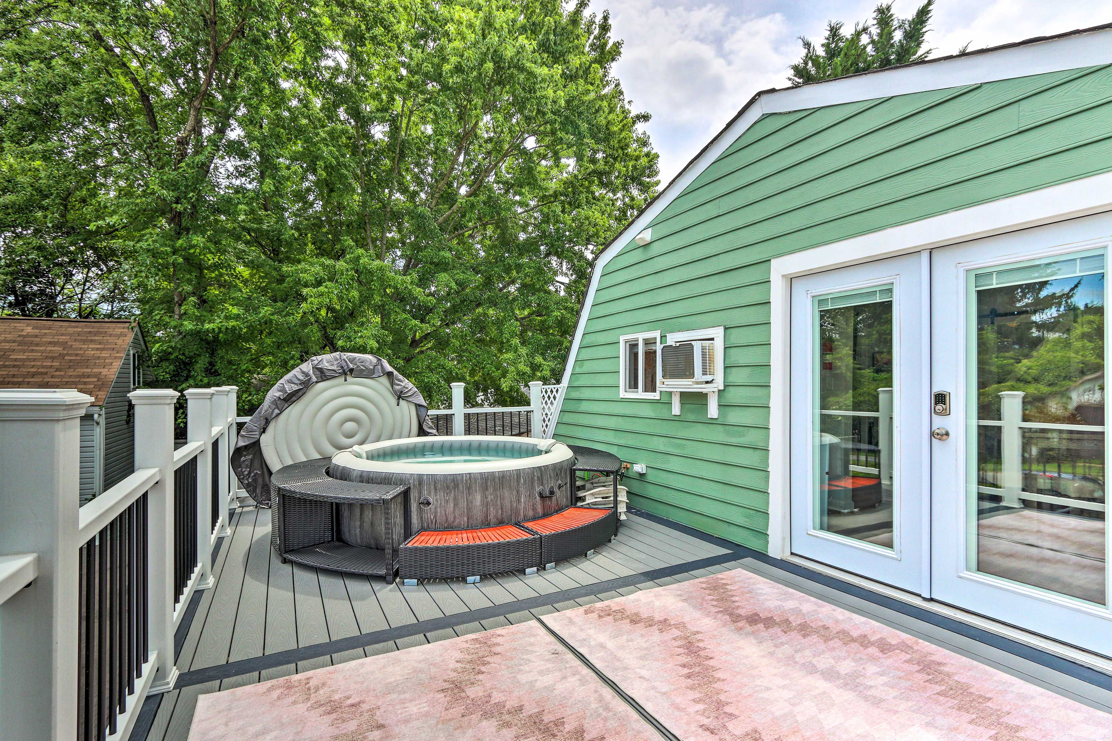 Furnished Deck | Hot Tub