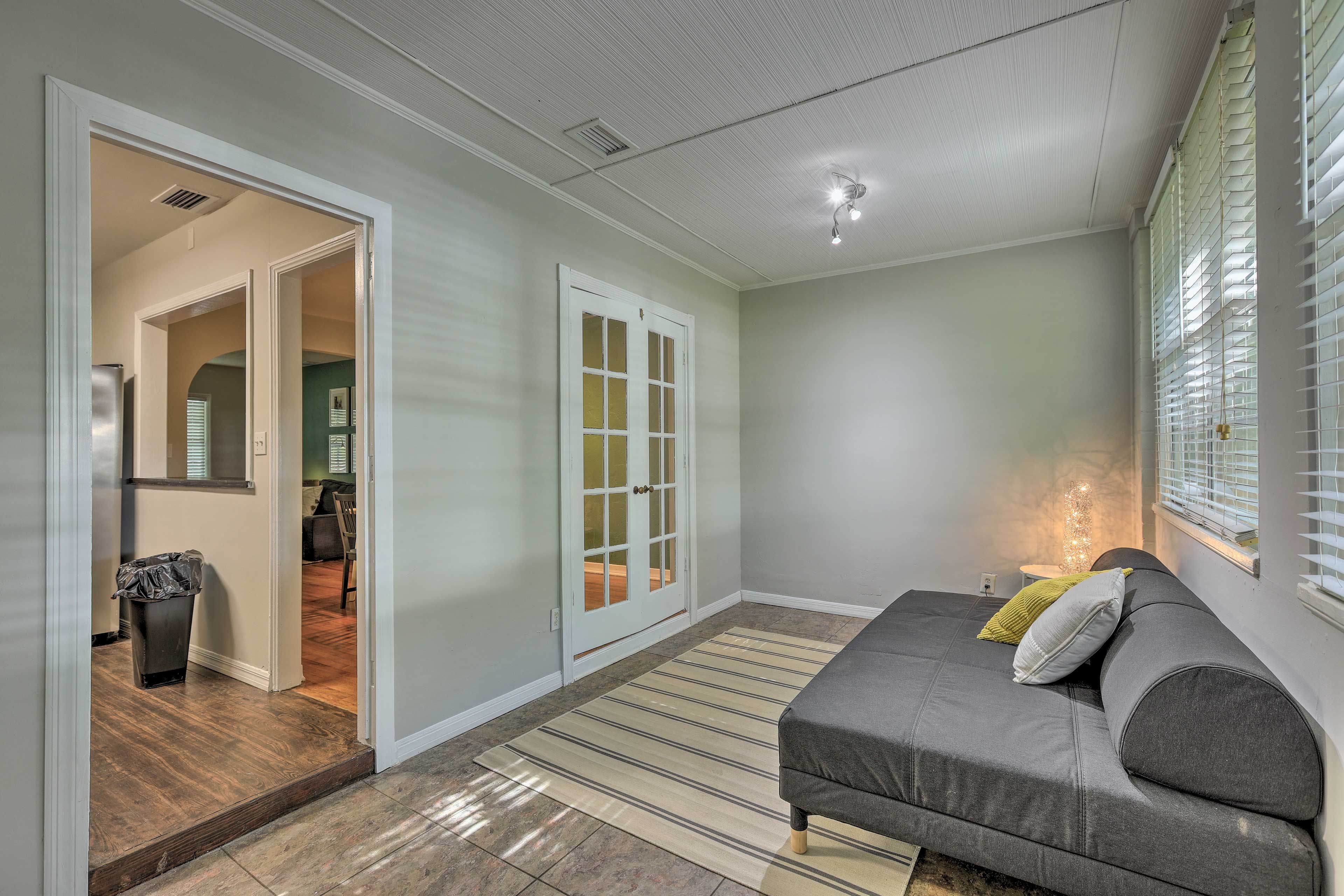 Den | Queen Day Bed