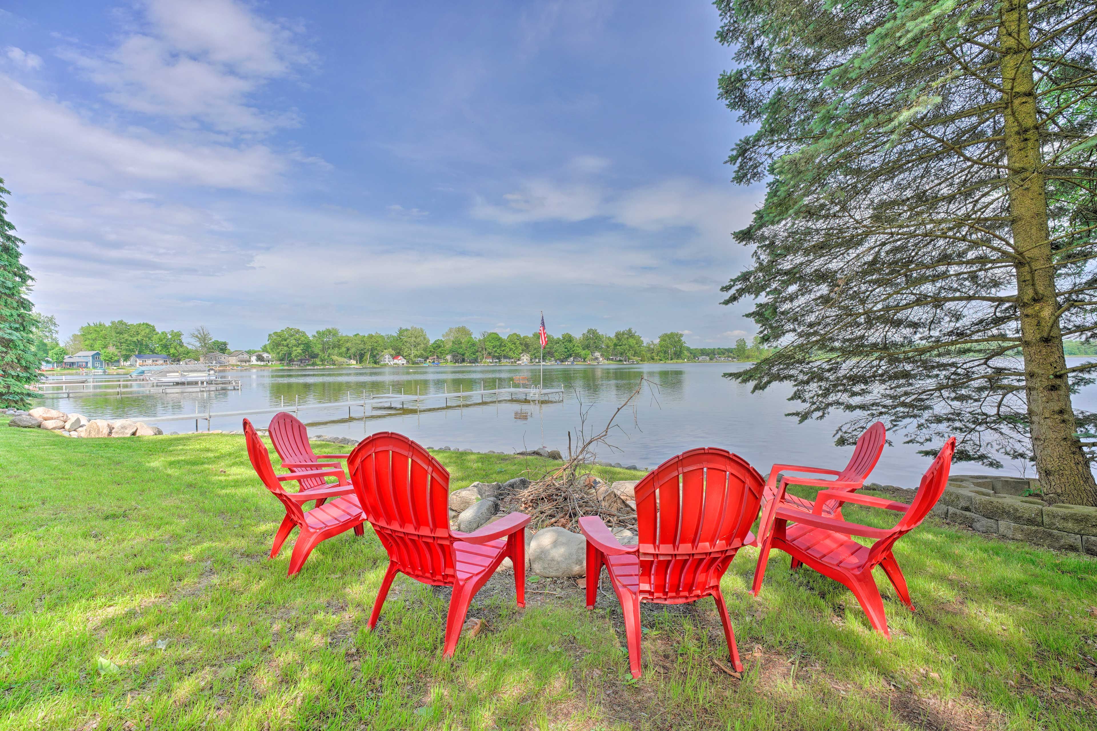 Private Yard | Direct Access to Rose Lake | Kayak | Life Vests & Floaties