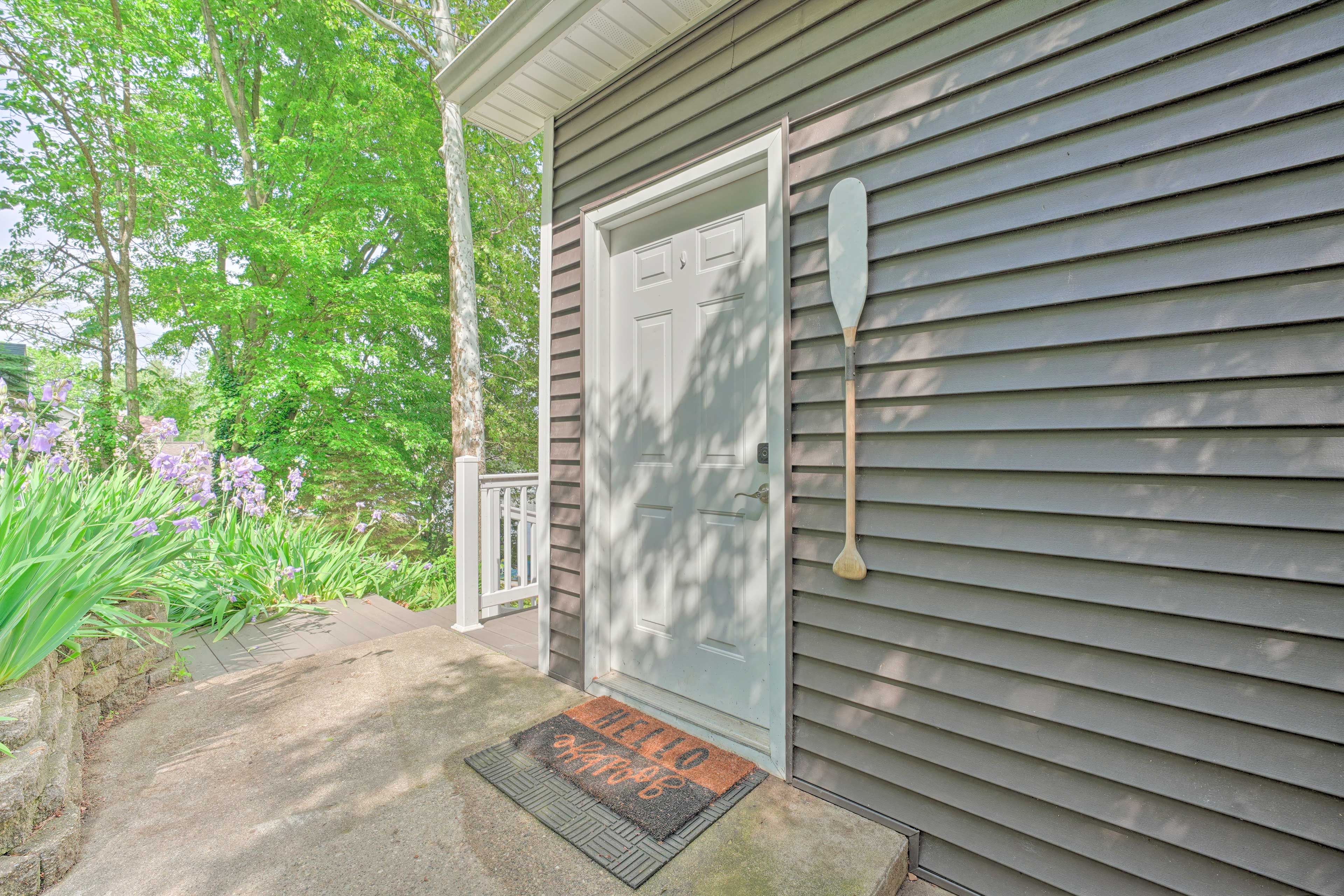 Property Exterior | Driveway (5 Vehicles)