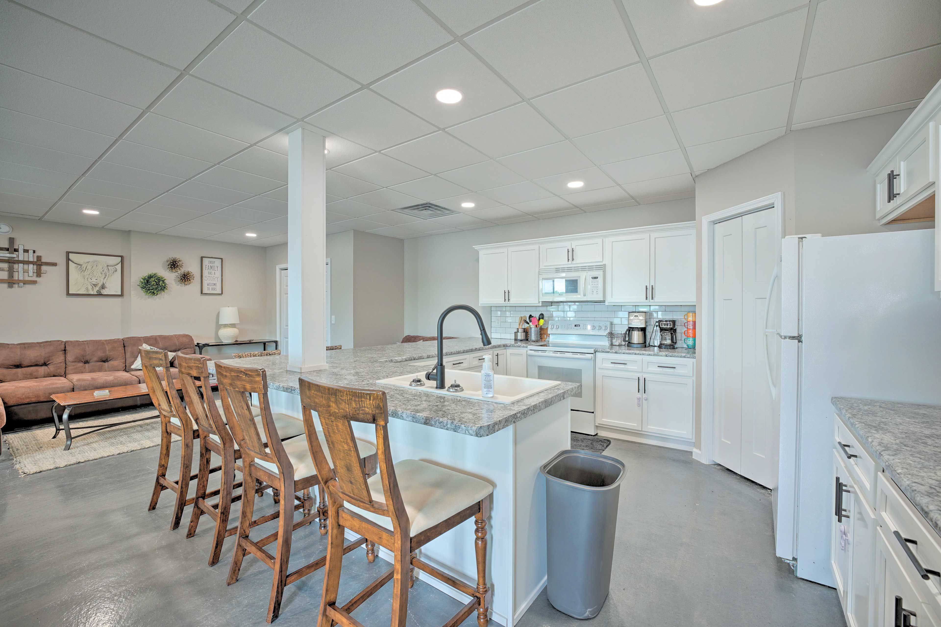 Kitchen | Lower Level | Blender | Toaster | Dishware & Flatware