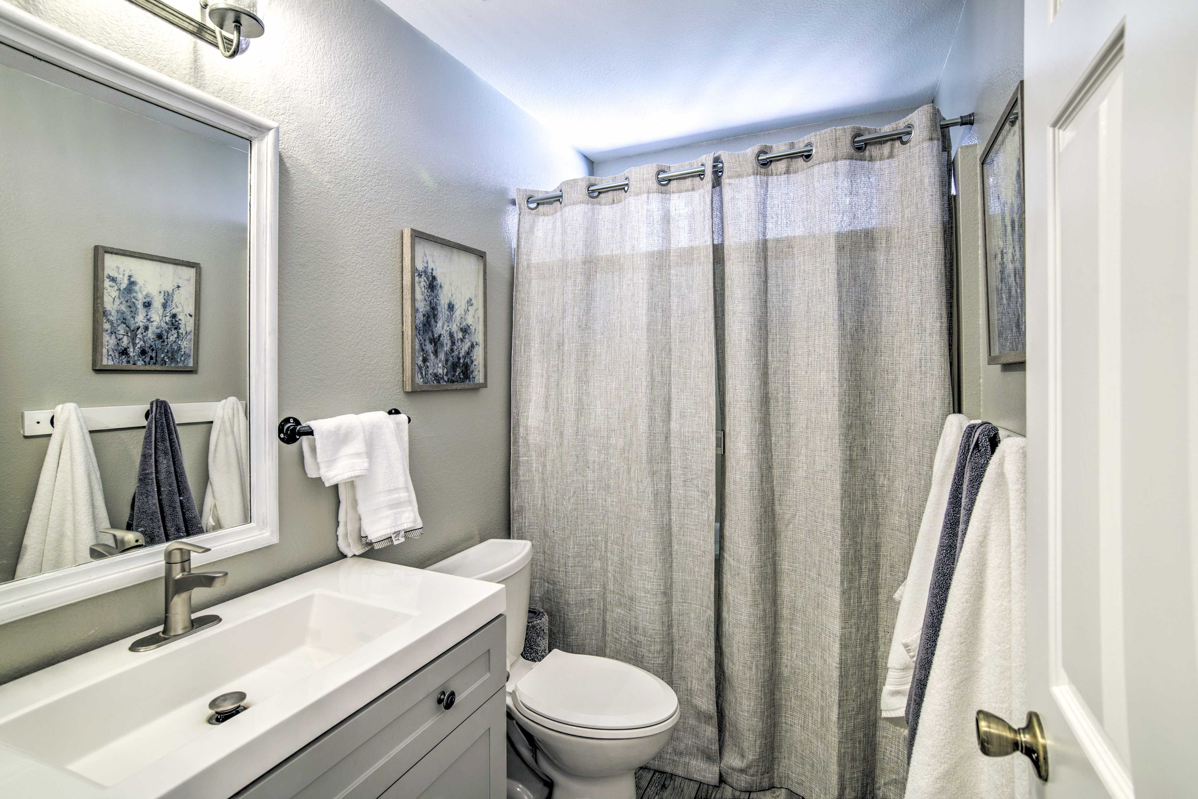 Full Bathroom | Shower/Tub Combo | Complimentary Toiletries | Towels Provided