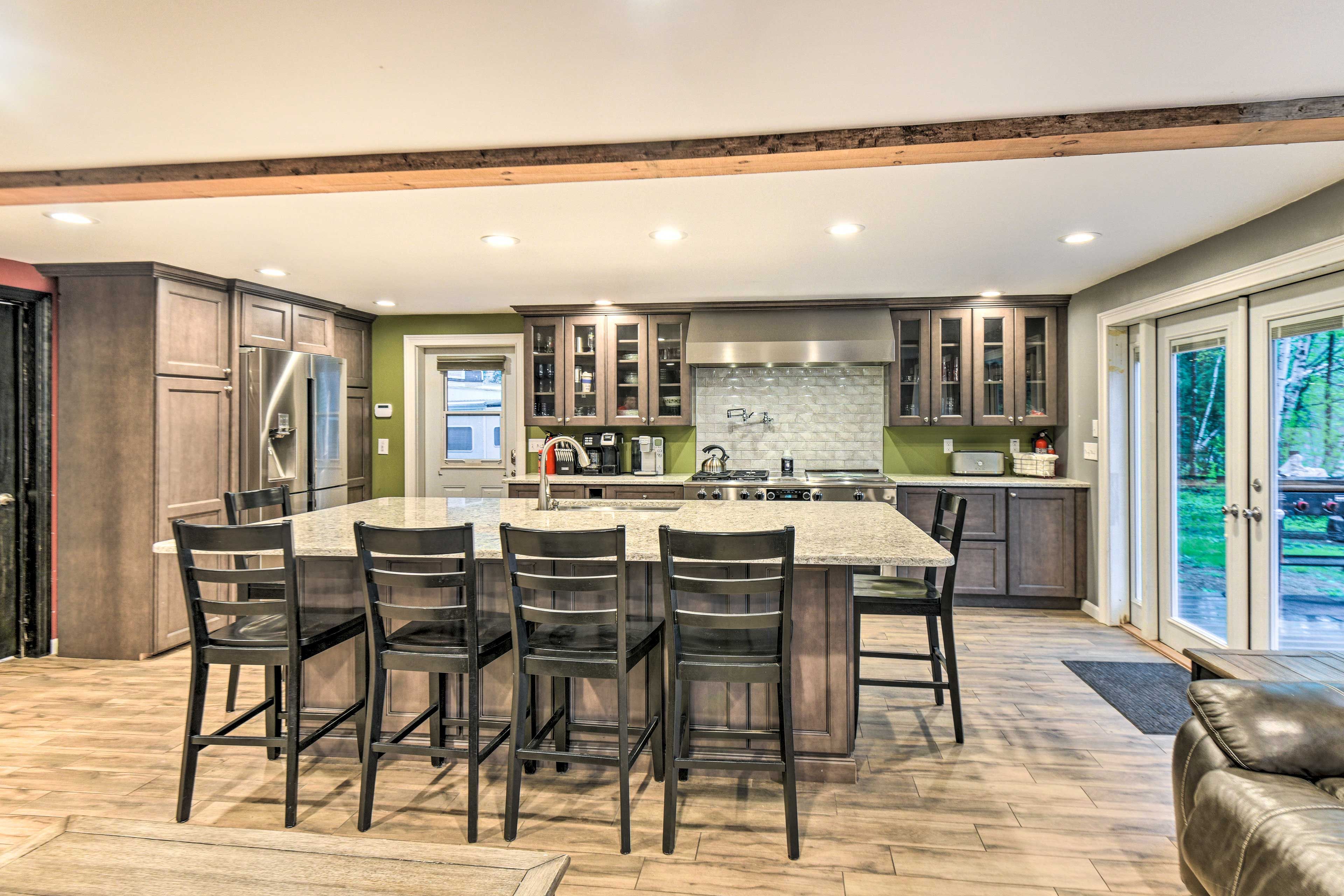 Full Kitchen | Breakfast Bar