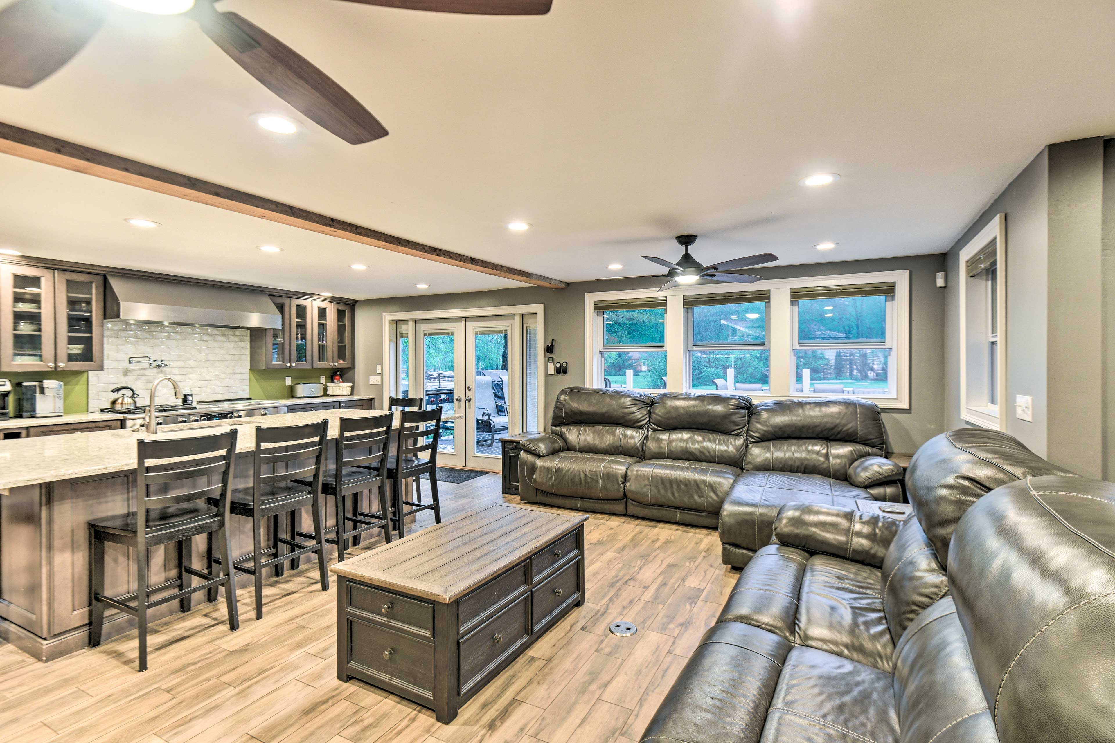 Living Room | Open Concept | Free WiFi