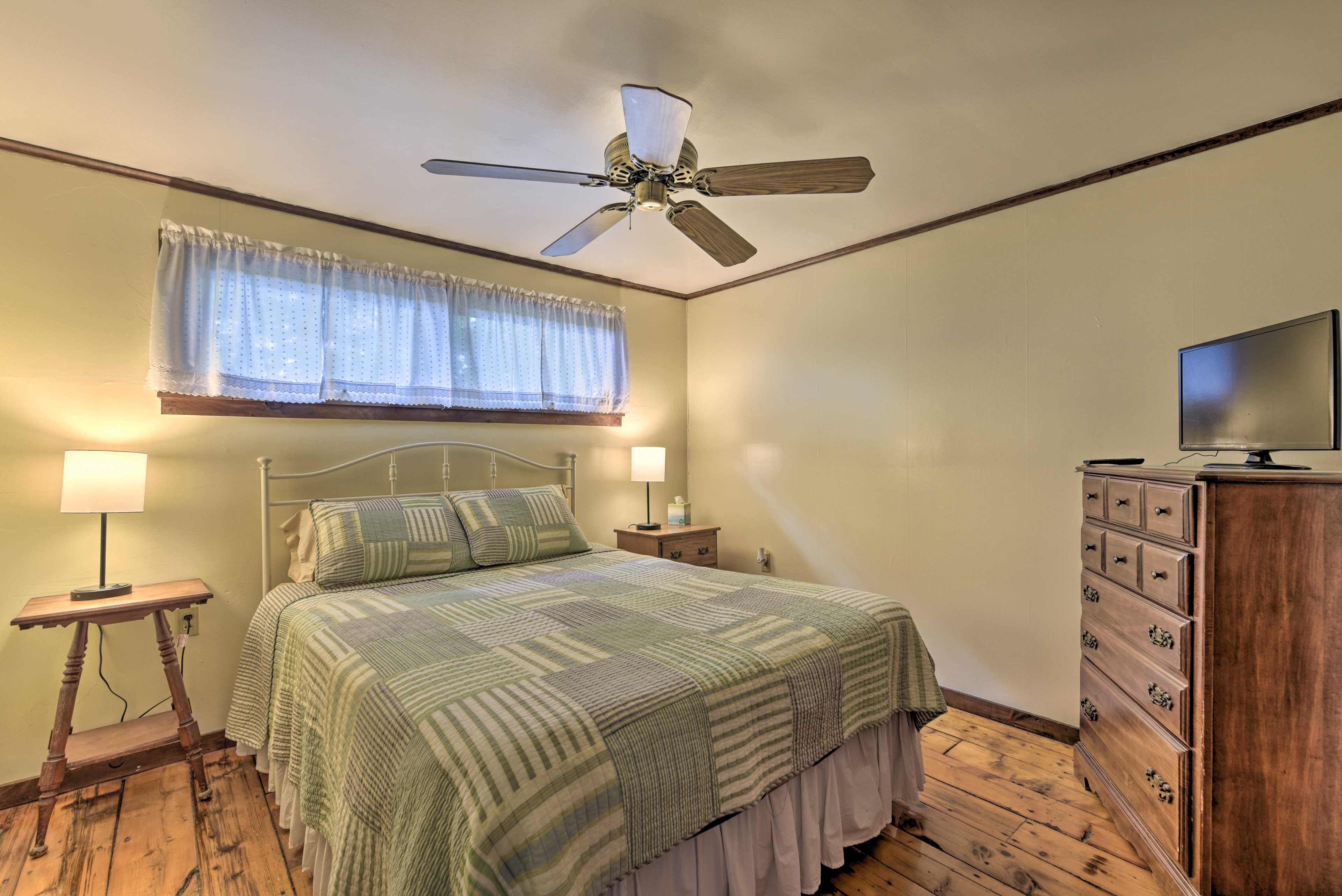 Bedroom 1 | Queen Bed