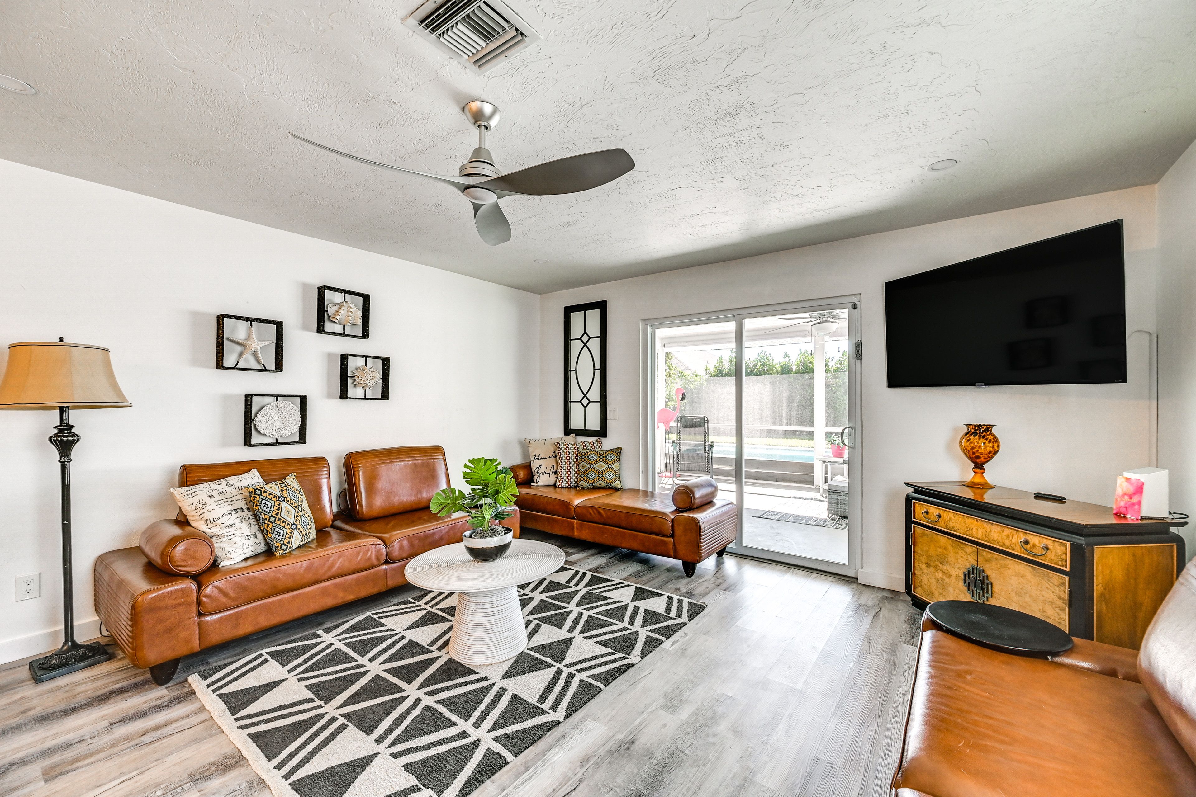 Living Room | Smart TV | Free WiFi | Board Games