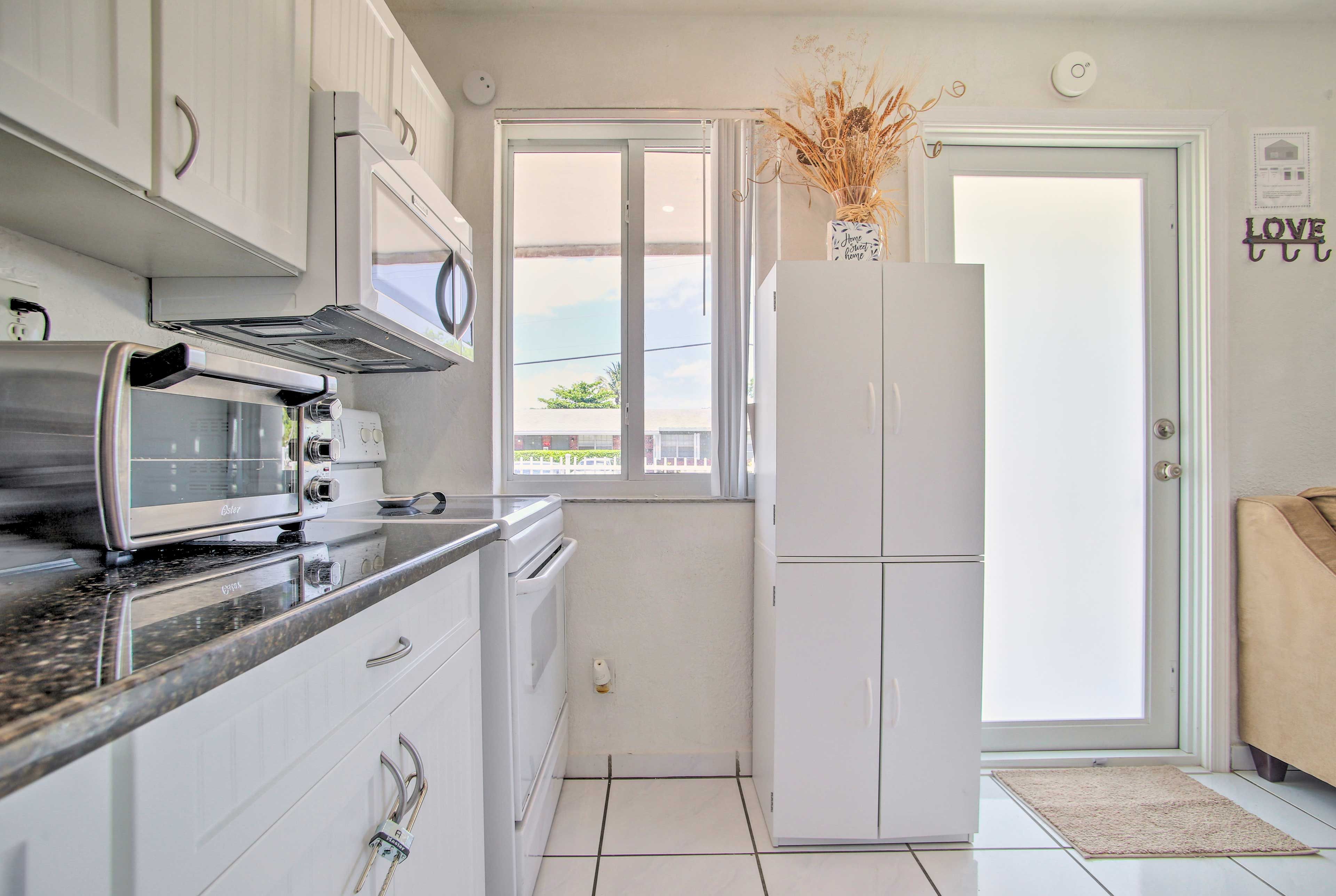 Kitchen | Electric Range | Toaster Oven | Microwave | Fridge w/ Ice Maker