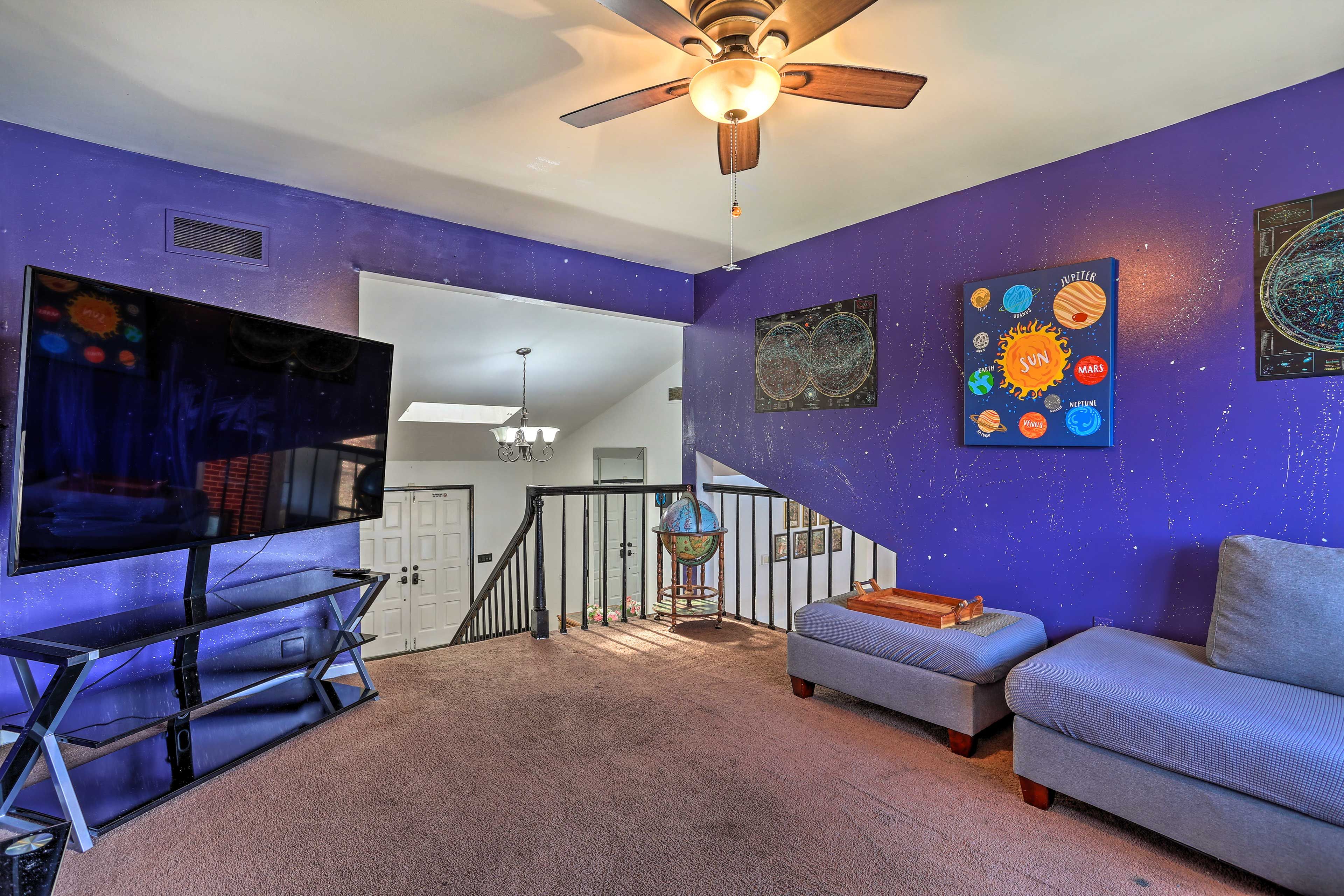 Upper Living Area | Smart TV