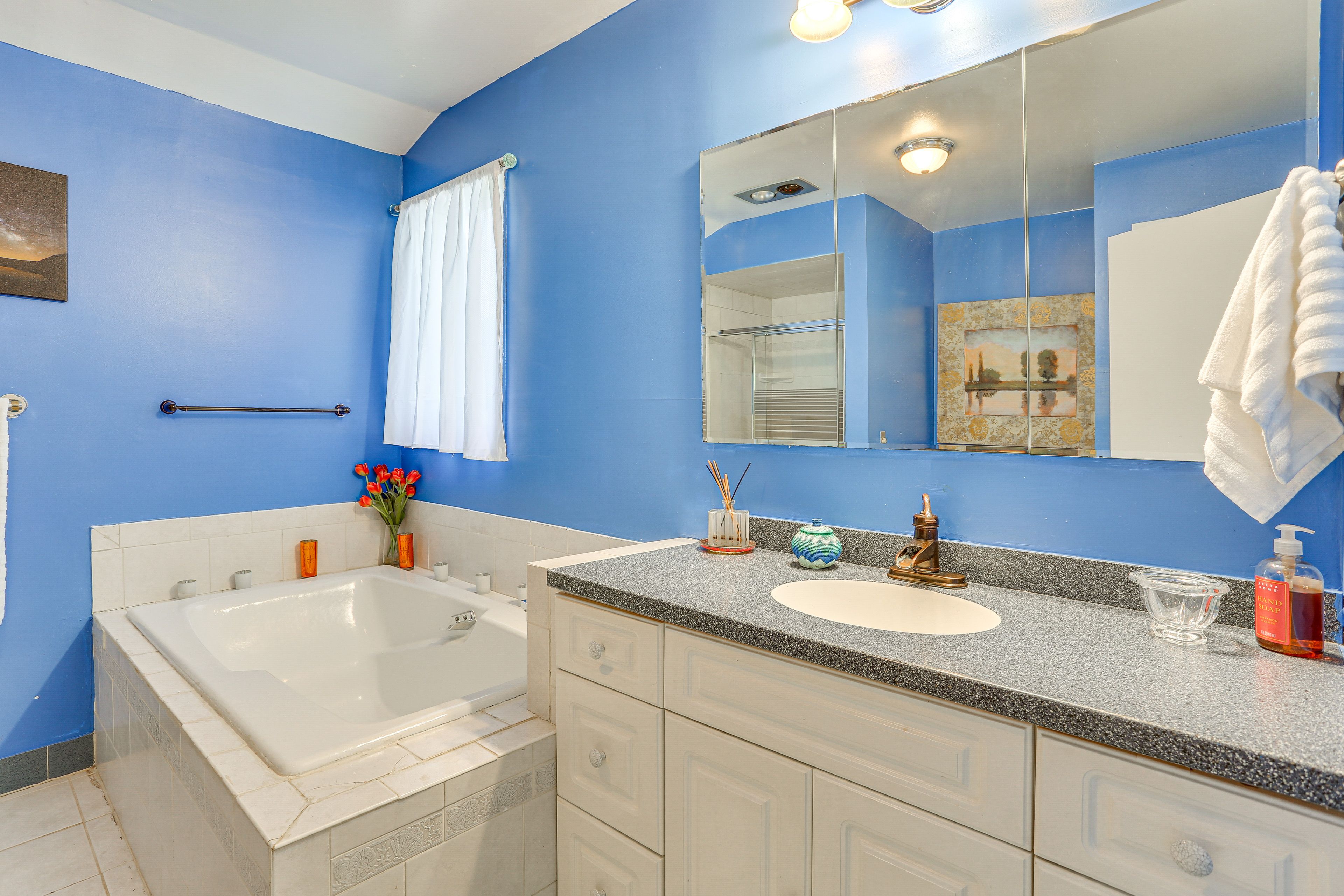 En-Suite Bathroom | Towels Provided | Walk-In Shower