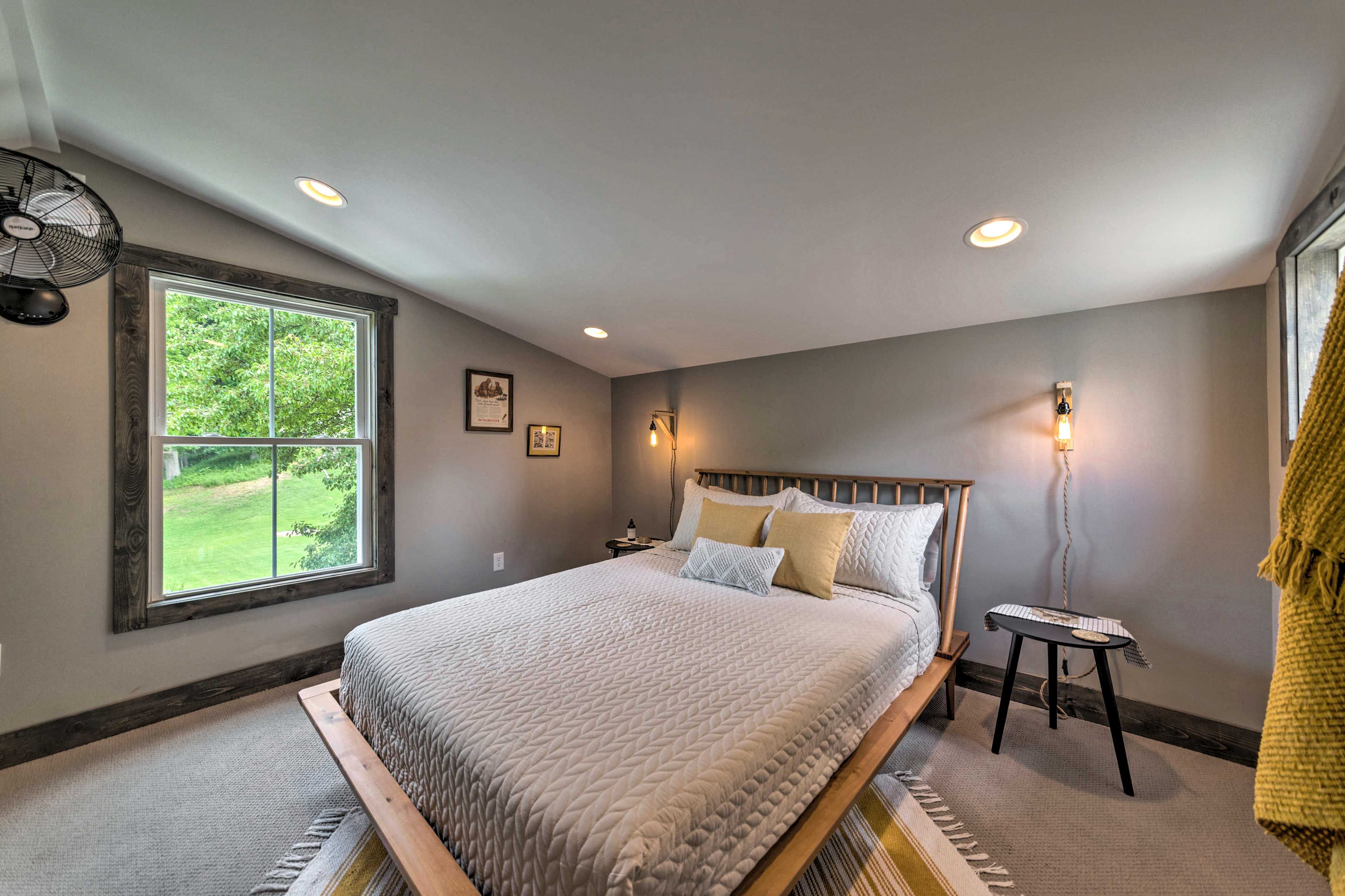 Loft | Queen Bed | 2nd Floor