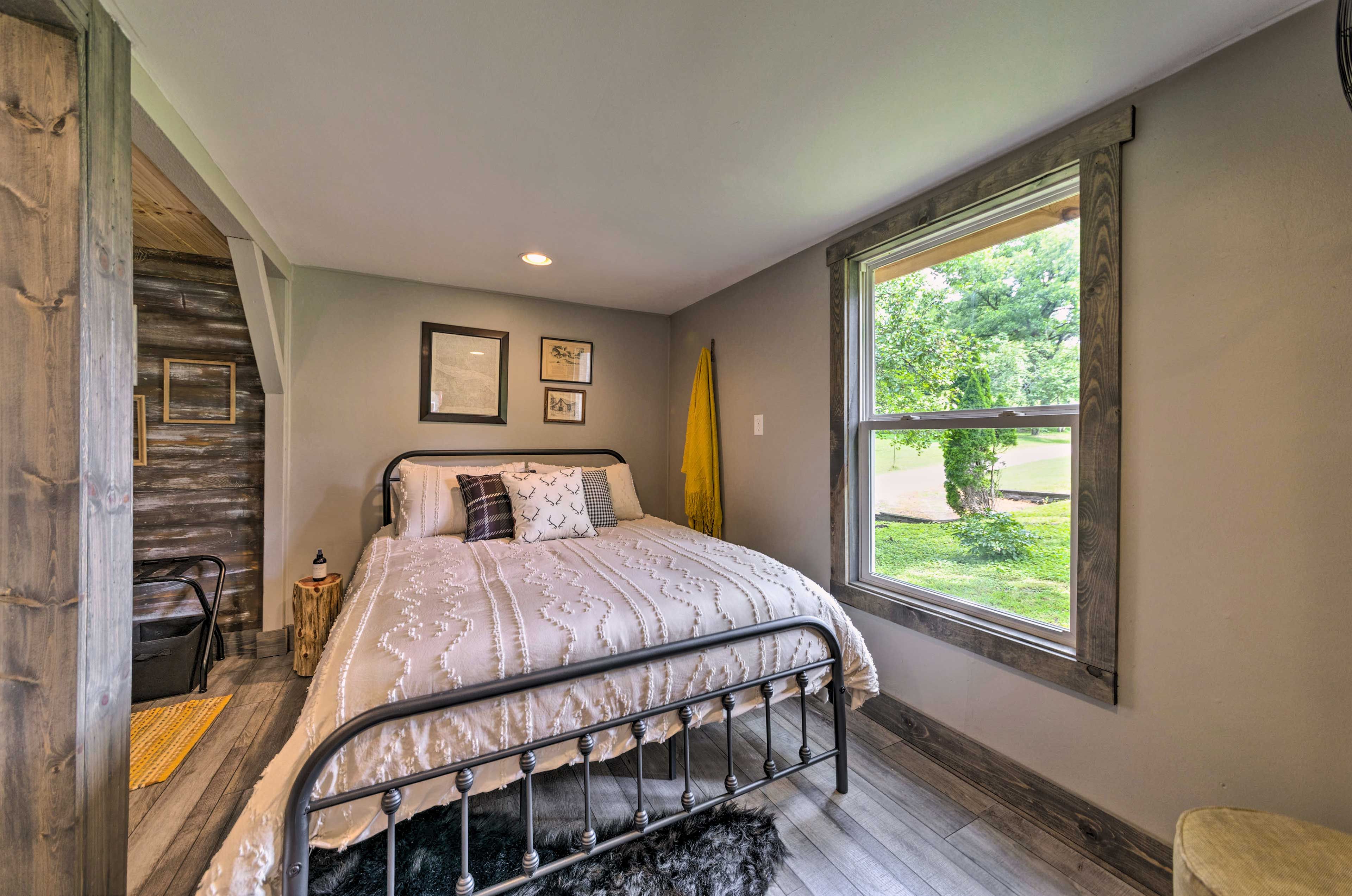 Bedroom | Queen Bed | 1st Floor