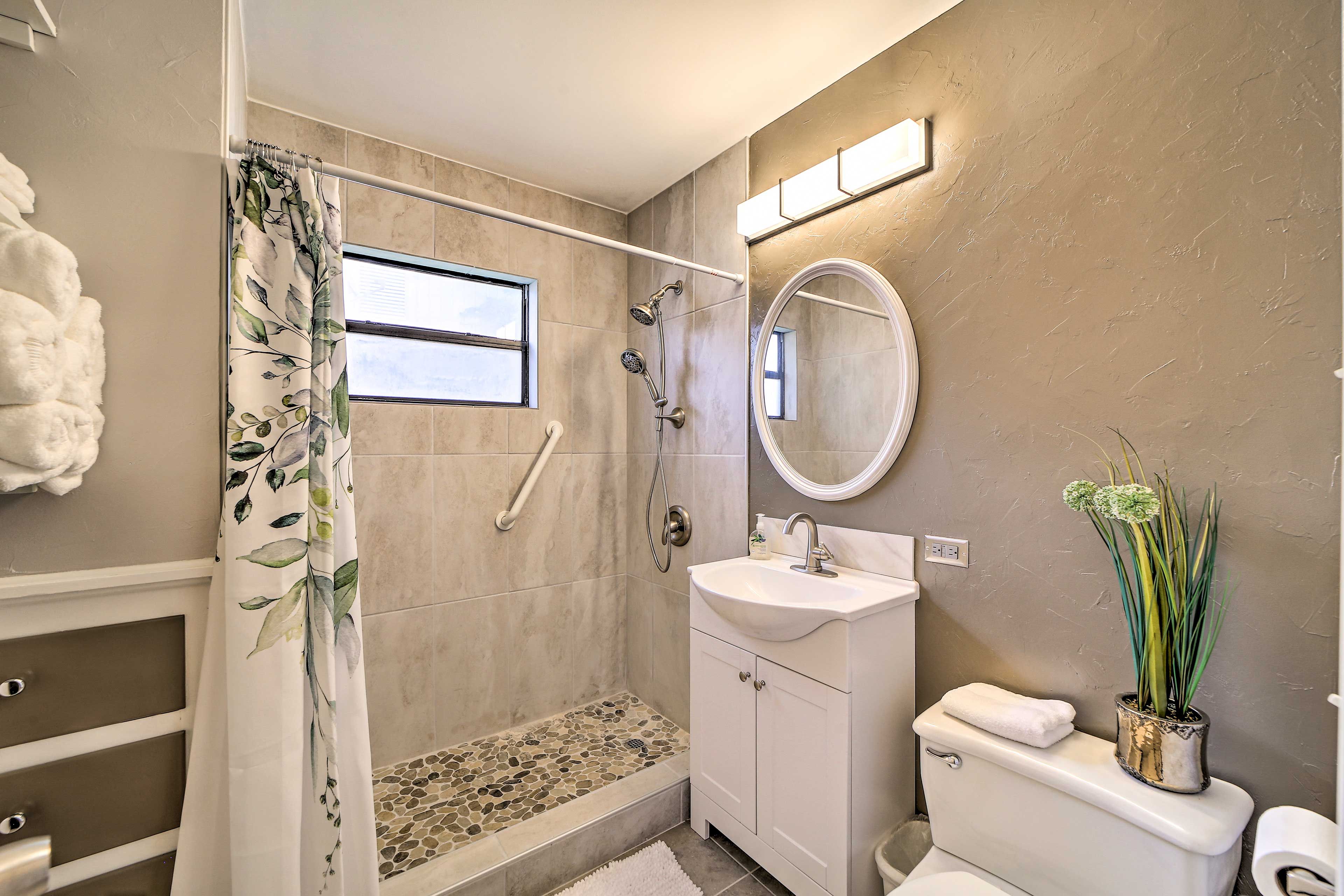 Full Bathroom | Shower Chair (Upon Request) | Complimentary Toiletries