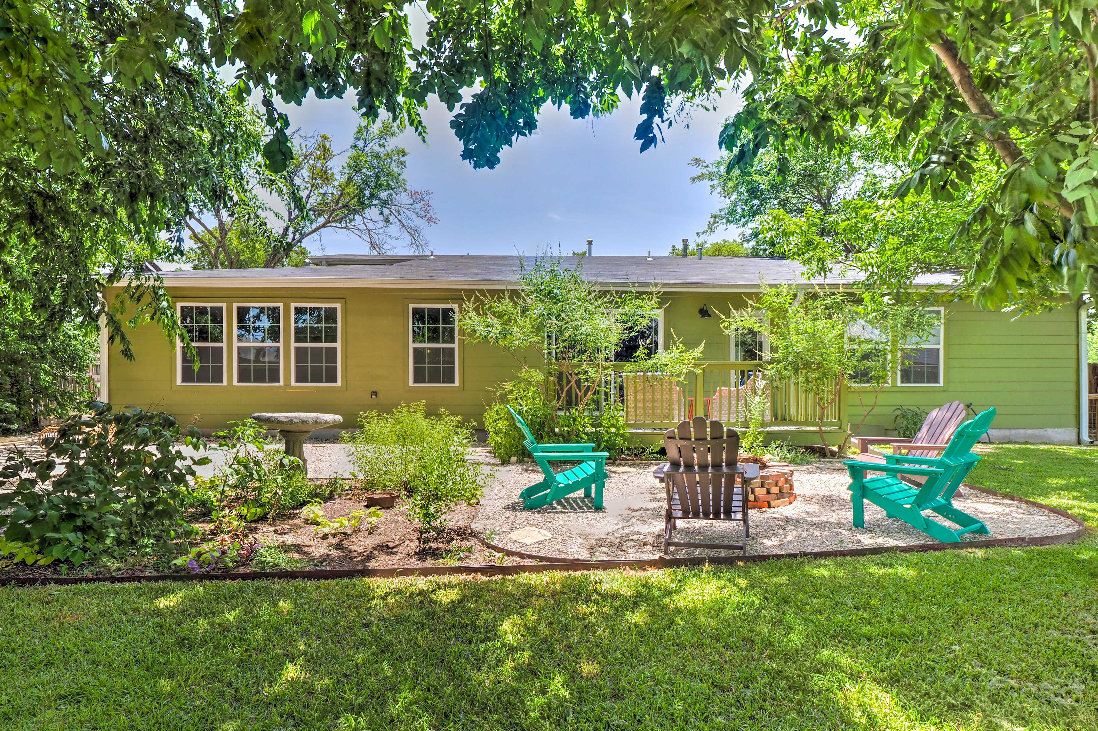 Private Backyard | Charcoal Grill | Fire Pit
