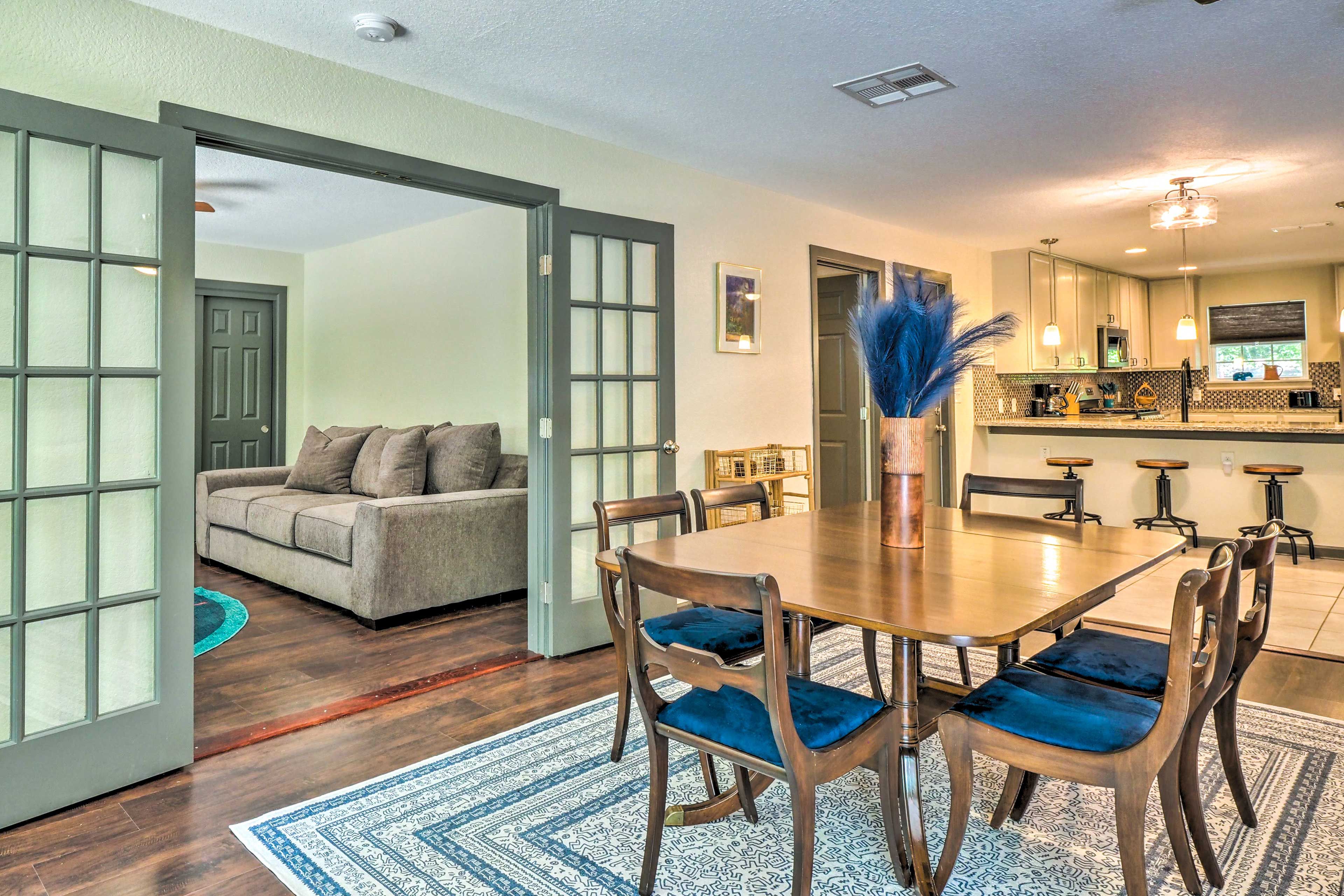 Dining Area | Dishware/Flatware Provided