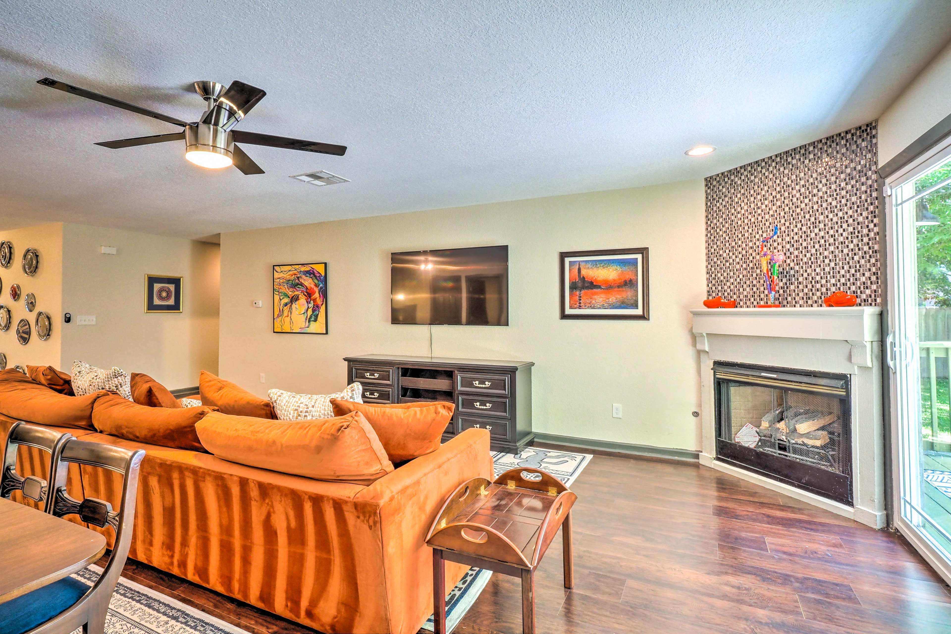 Living Room | Central A/C & Heating | Smart TV