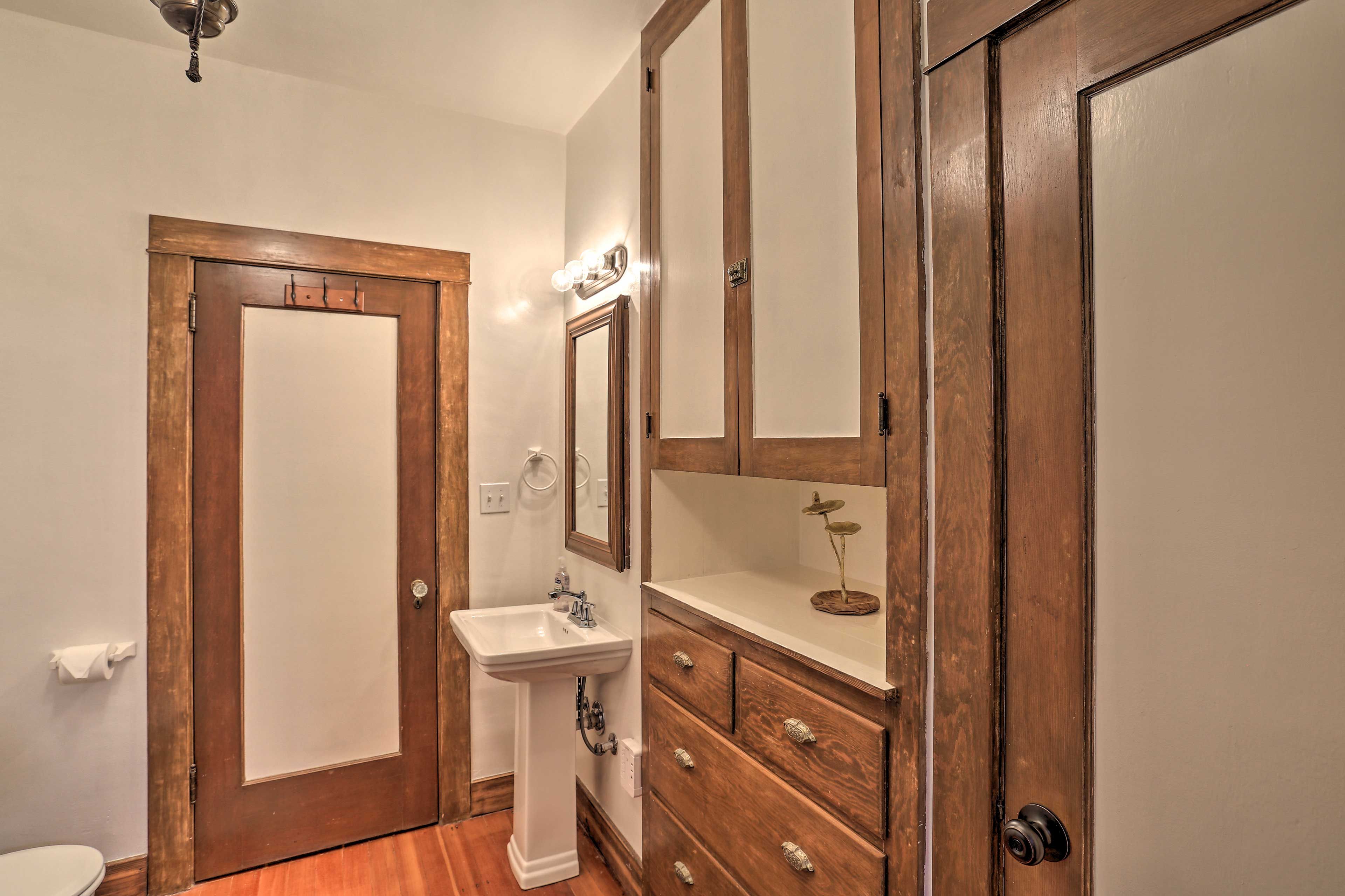 Full Bathroom | Main Floor | Towels Provided | Shower/Tub Combo