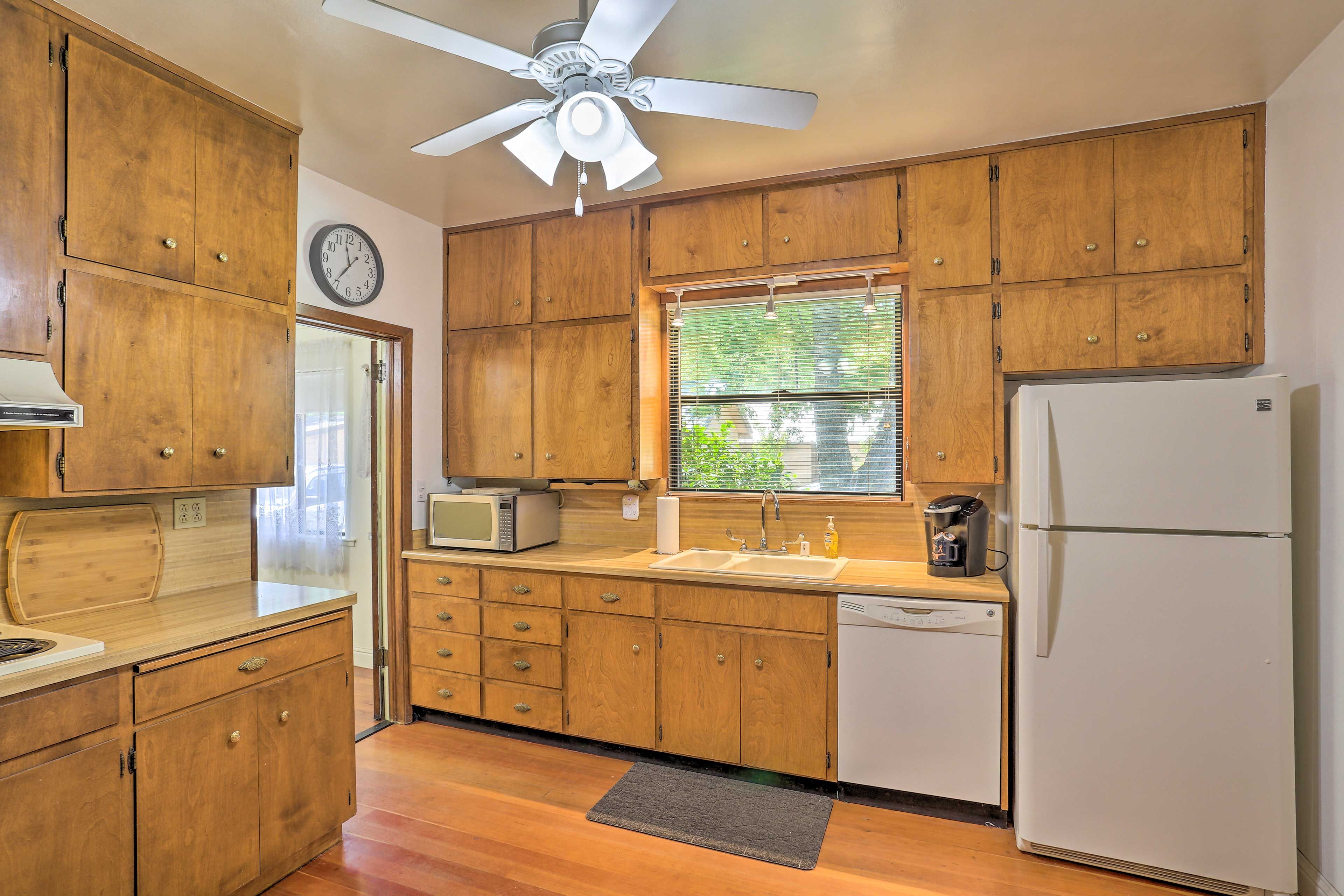 Kitchen | 1,400 Sq Ft | Keyless Entry | Free WiFi