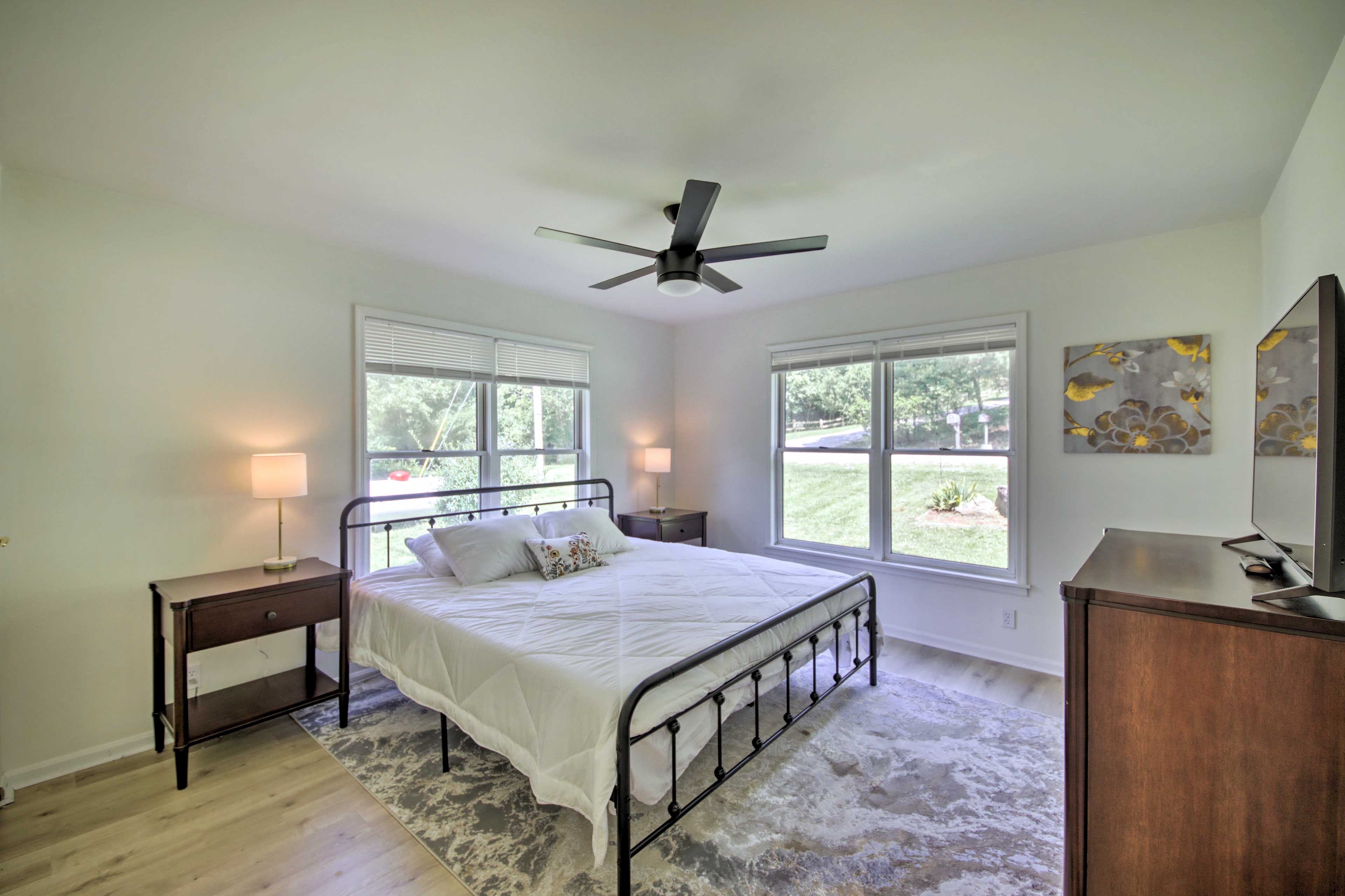 Bedroom 1 | King Bed | Linens Provided | Main Level | Smart TV