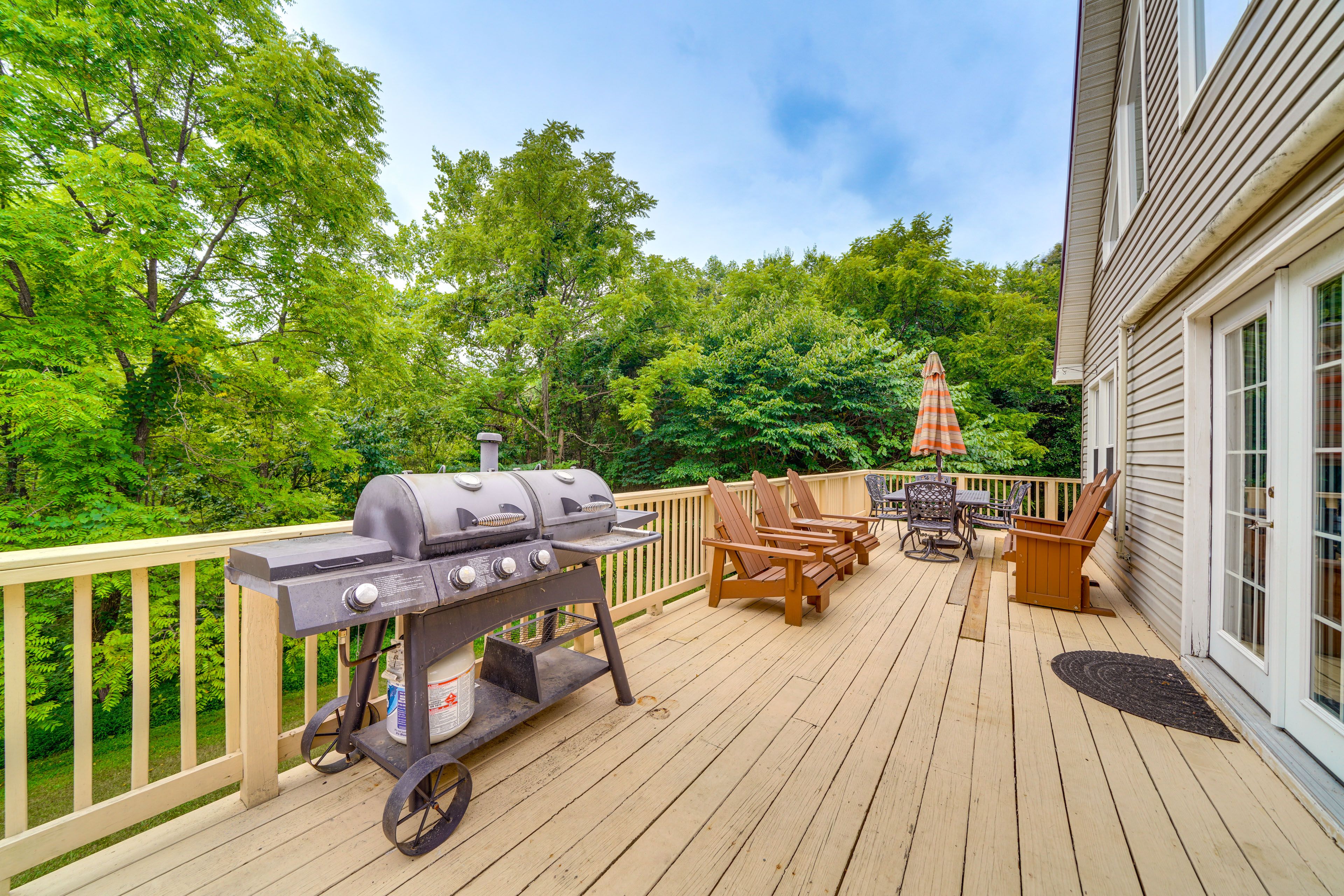 Wraparound Deck | Outdoor Dining Table | Gas Grill