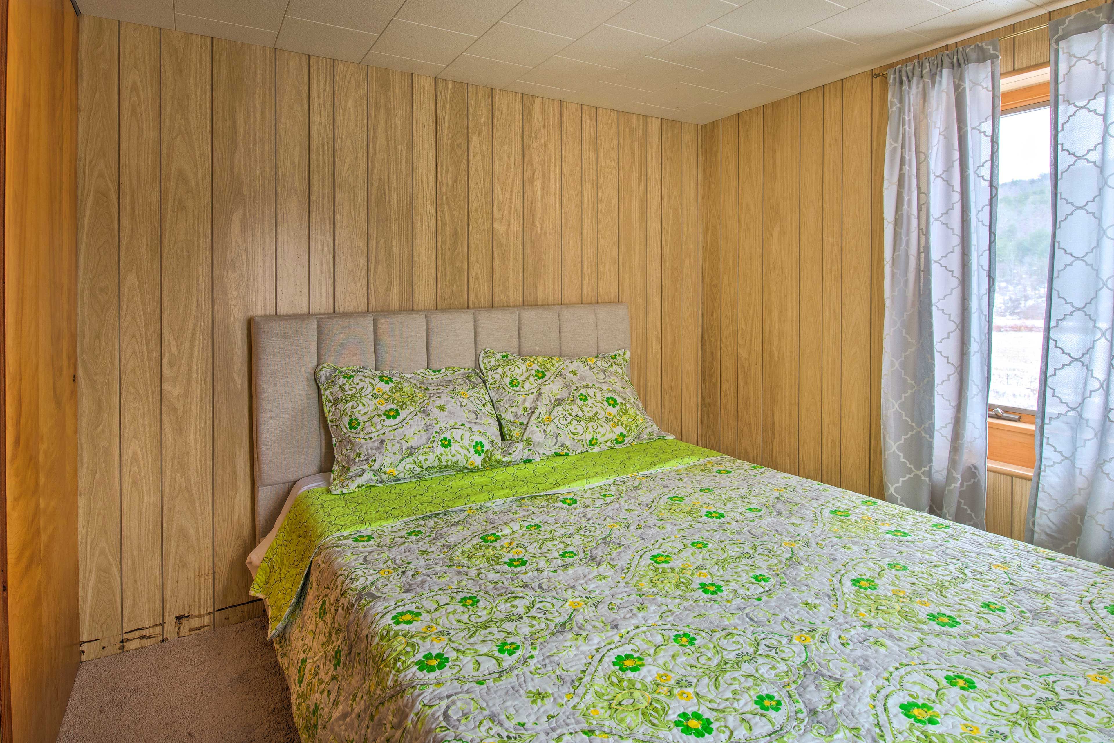 Bedroom 1 | Queen Bed