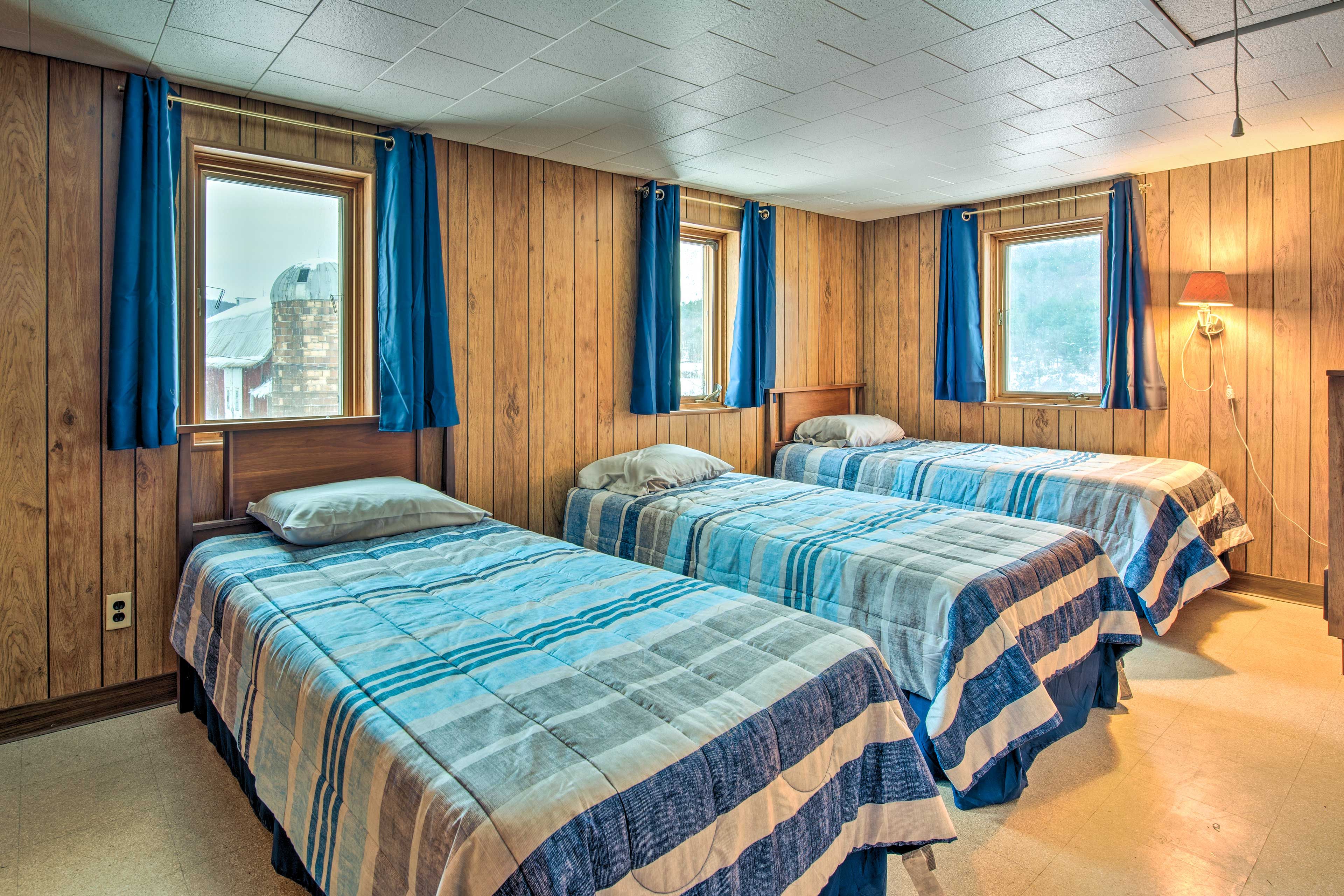 Bedroom 2 | 3 Twin Beds