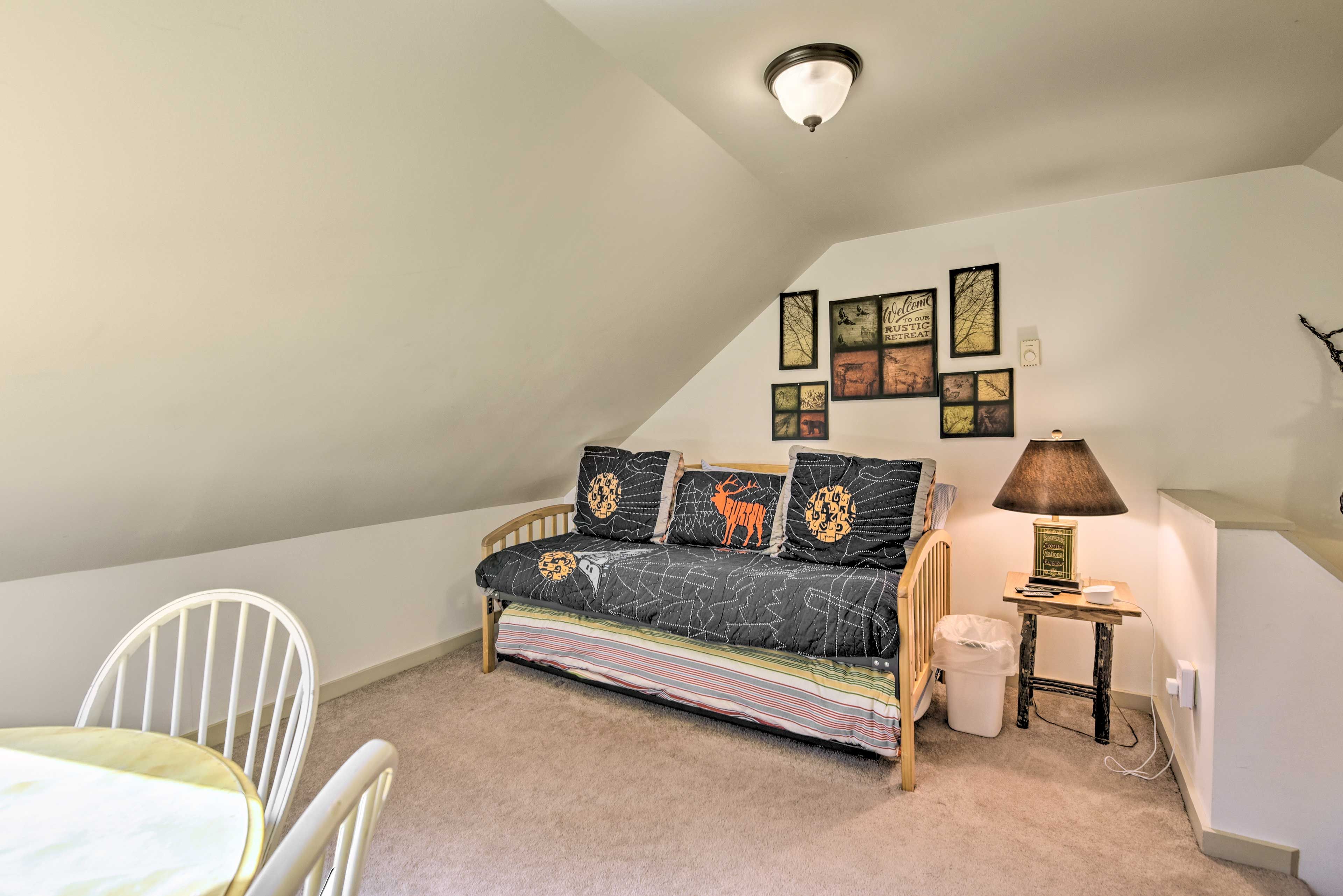 Bedroom 3 | Twin Daybed w/ Twin Trundle