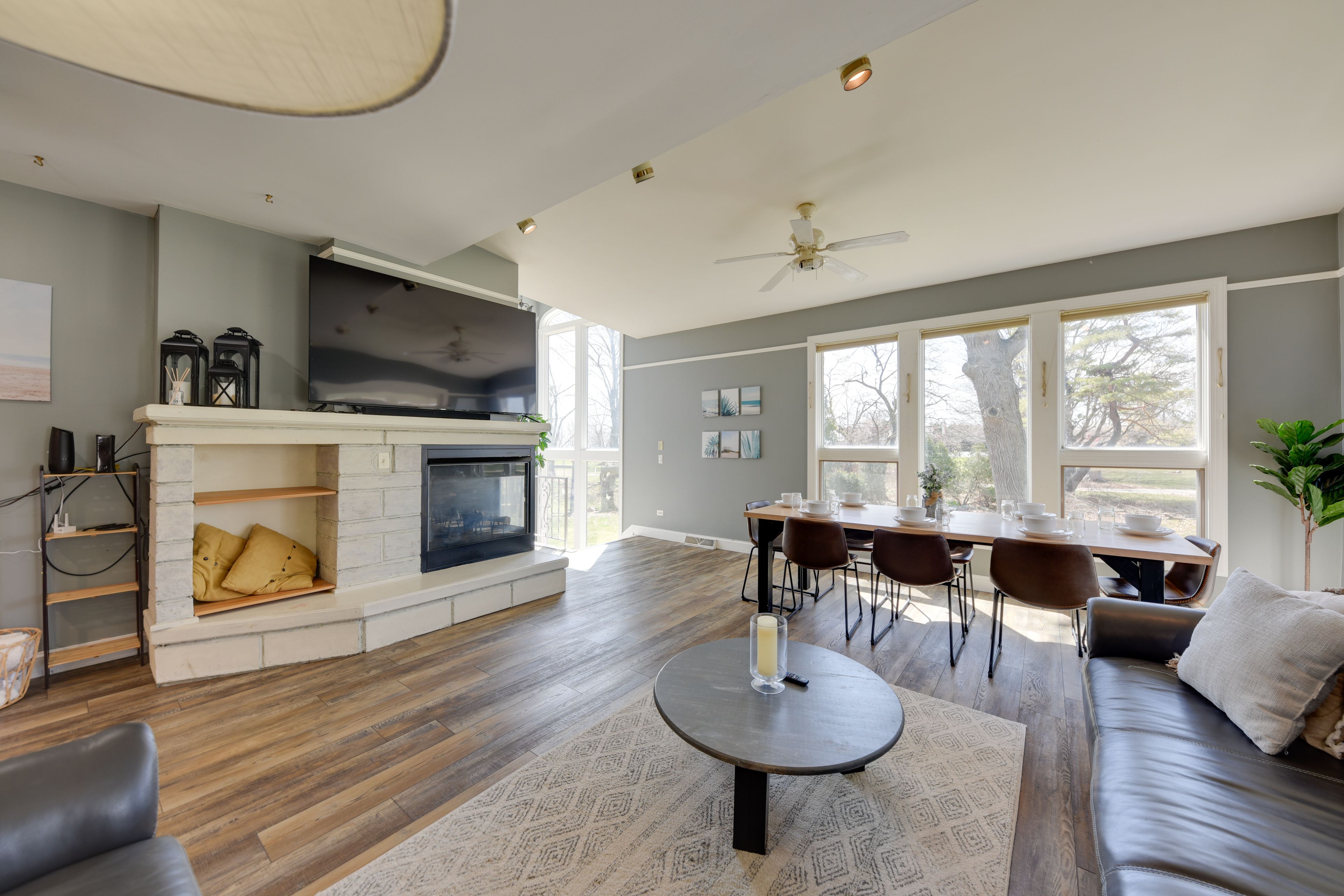 Living Room | Smart TV | Central Heating & A/C | Free WiFi