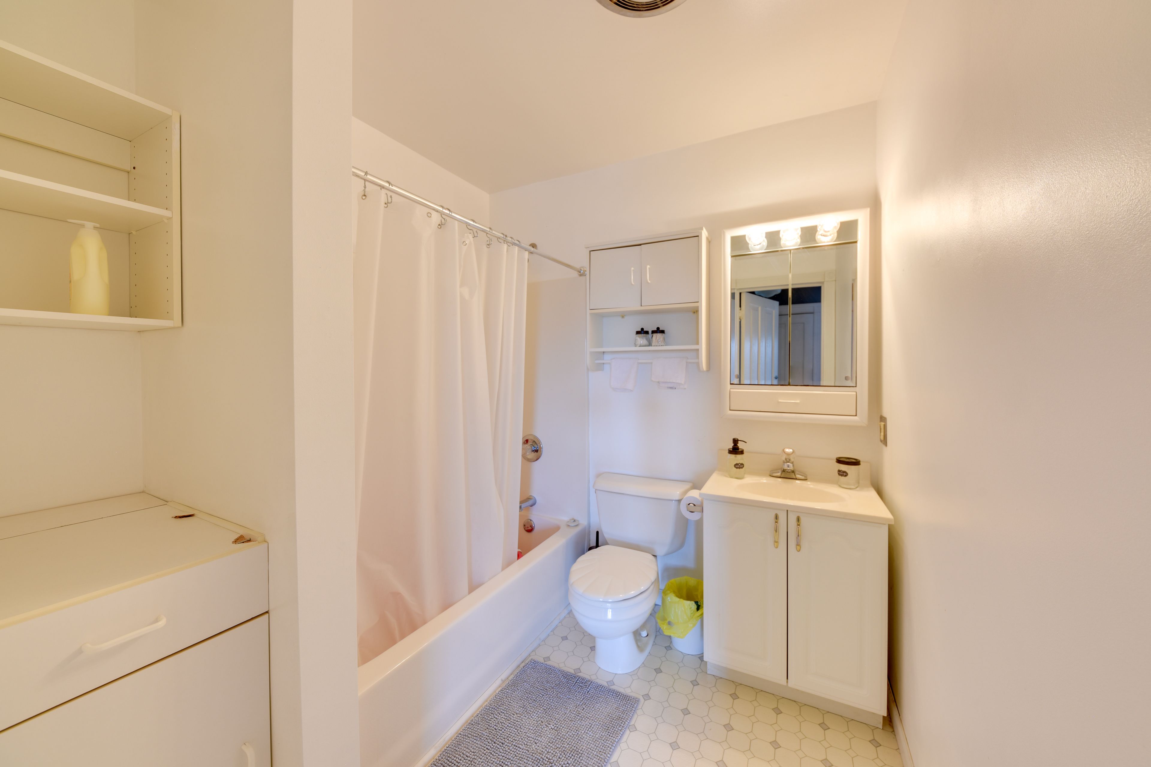 Full Bath | Towels Provided